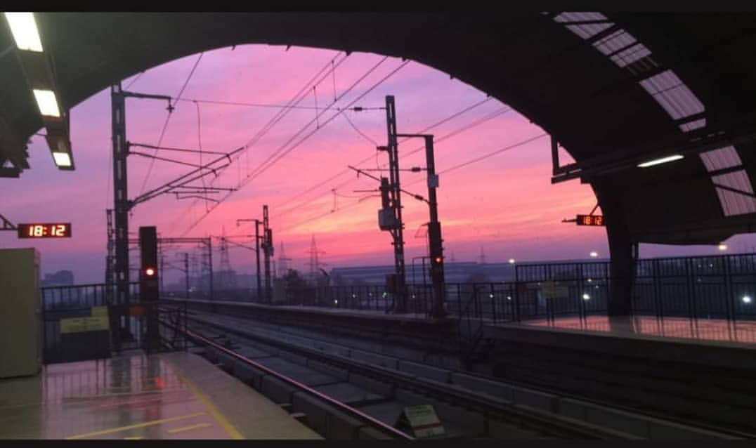 五味岳久のインスタグラム：「Everyone tries moving so fast that they sometimes forgets to slowdown, feel and capture amazing veiws.. :) #delhi #metro #life #weather #happiness #colors  Do Like_comment_share @lostage」