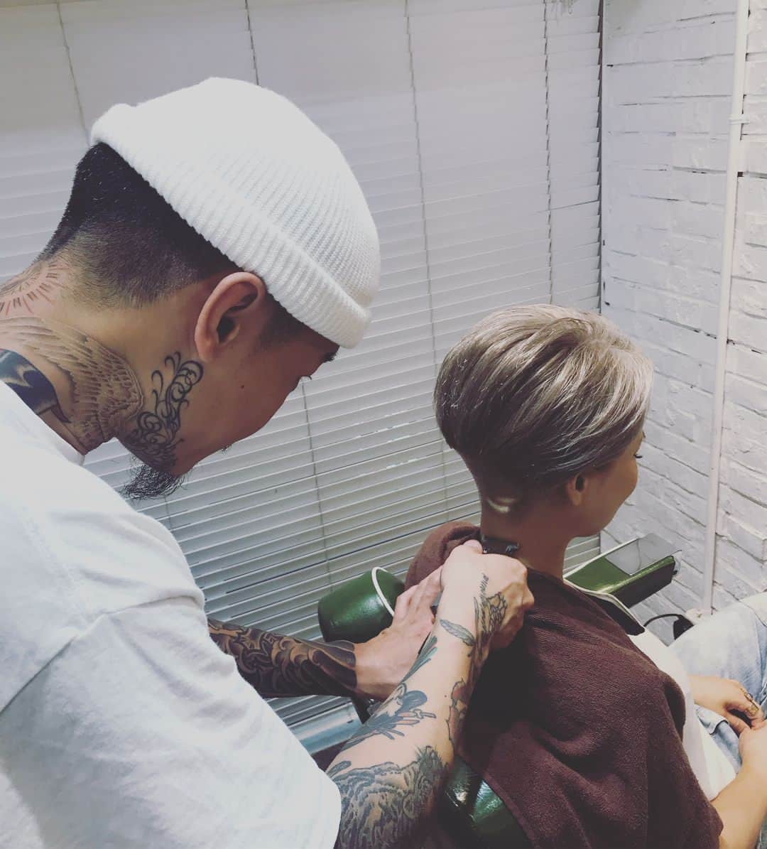 真崎ゆかのインスタグラム：「綺麗な刈り上げは気持ちも上がります♡笑 ・ 全体のフォルムから生え際の細かいとこまで丁寧にやってくれる大地くん。 いつもありがとう✂︎✨ ・ ・ ・ カラーはDaB表参道で。 ✳︎グレー ✳︎ベージュ ✳︎白っぽさ ✳︎アッシュ…そんな自分の頭の中のイメージを色んなワードで伝えて、メッチャいい感じに解釈してくれてイメージ通りの素敵な色になりました✨ 盛さんありがとうございました^_^  #hair #salonf #dabomotesando  #刈り上げ #トップはだいぶ伸びた #切りたい #久しぶりにワンレンロングとかもしたい」