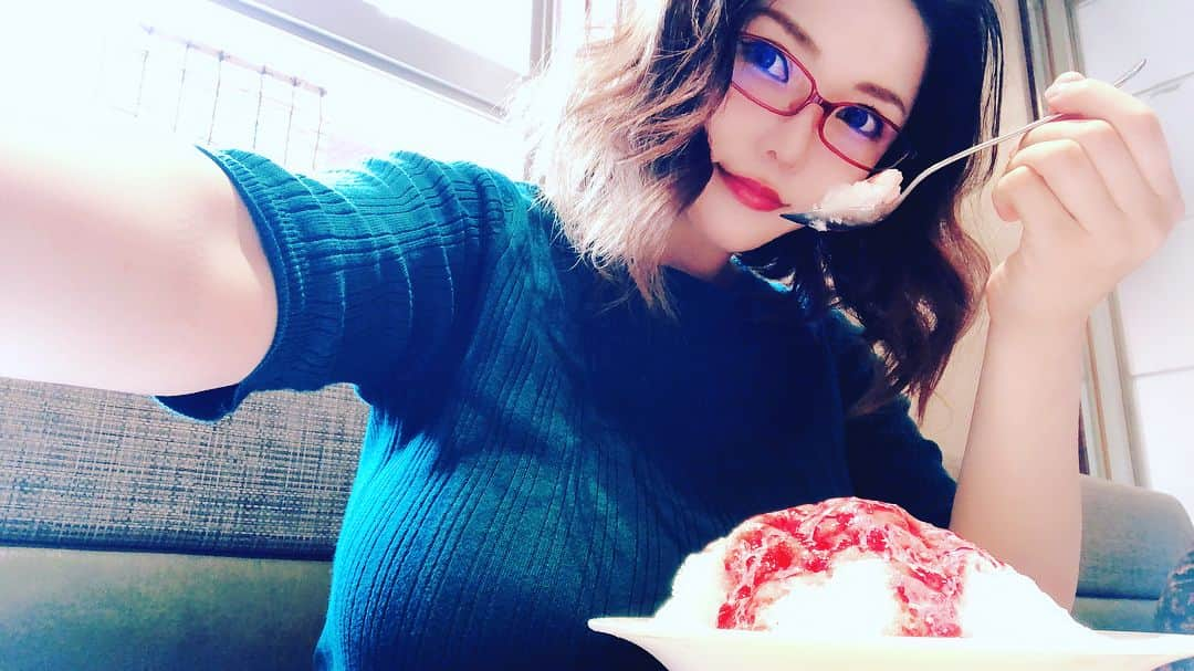 沖田杏梨さんのインスタグラム写真 - (沖田杏梨Instagram)「huge strawberry shaved ice 🍧 First time for this Summer ☀️ * 今年初かき氷🍧 #anriokita #shavedice #strawberryshavedice  #summer #hot」7月7日 11時27分 - anri_okita