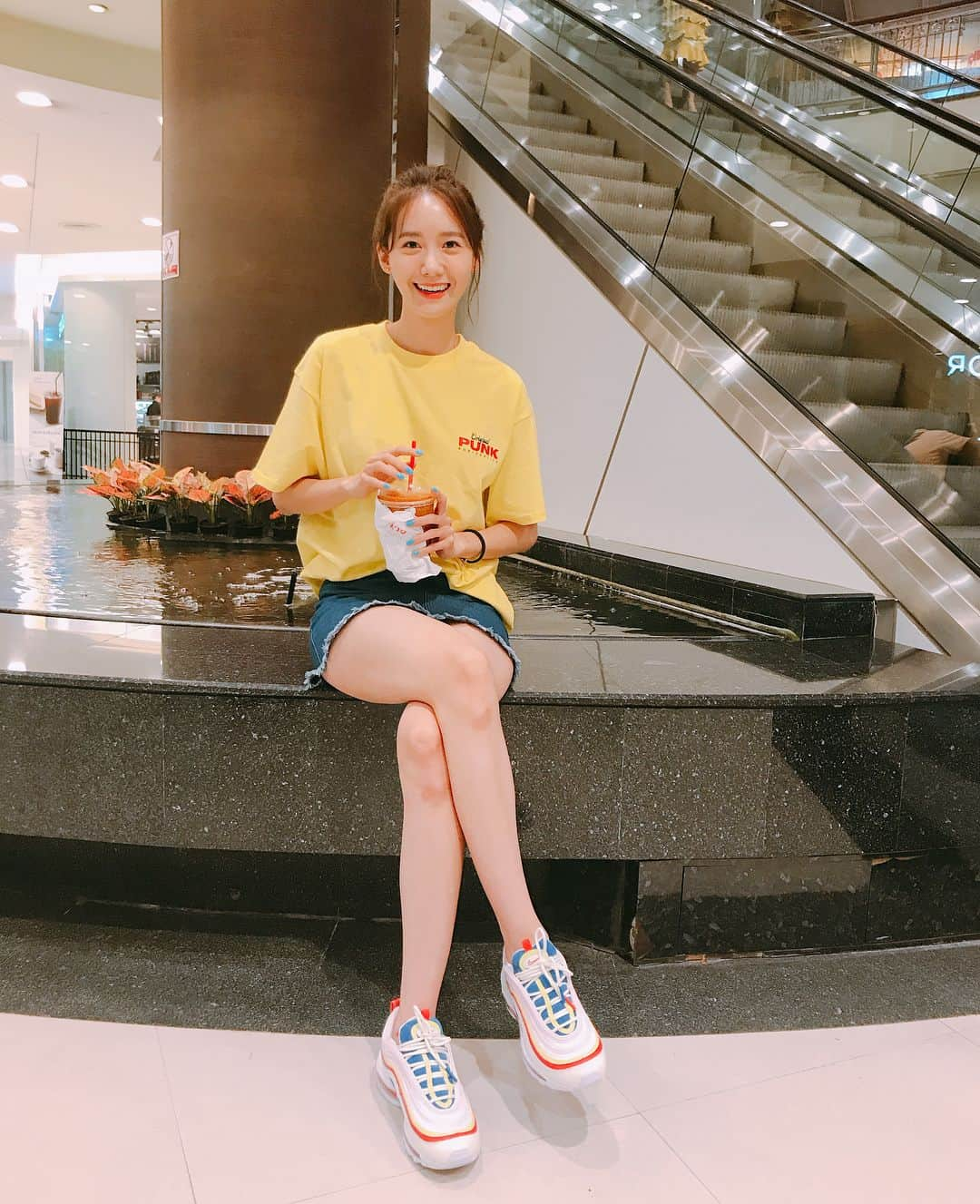 ユナさんのインスタグラム写真 - (ユナInstagram)「💛💙❤️ #bangkok #융스타그램」7月7日 12時28分 - yoona__lim