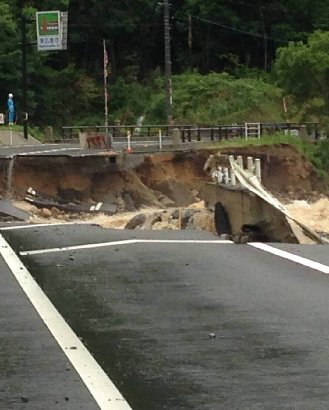 廣瀬純さんのインスタグラム写真 - (廣瀬純Instagram)「広島でも大雨被害が出ております。心配です(~_~;) 息子が野球に行く時に使う道も大変な事になってます。  どうか、命を大事に。」7月7日 12時54分 - hirose.75