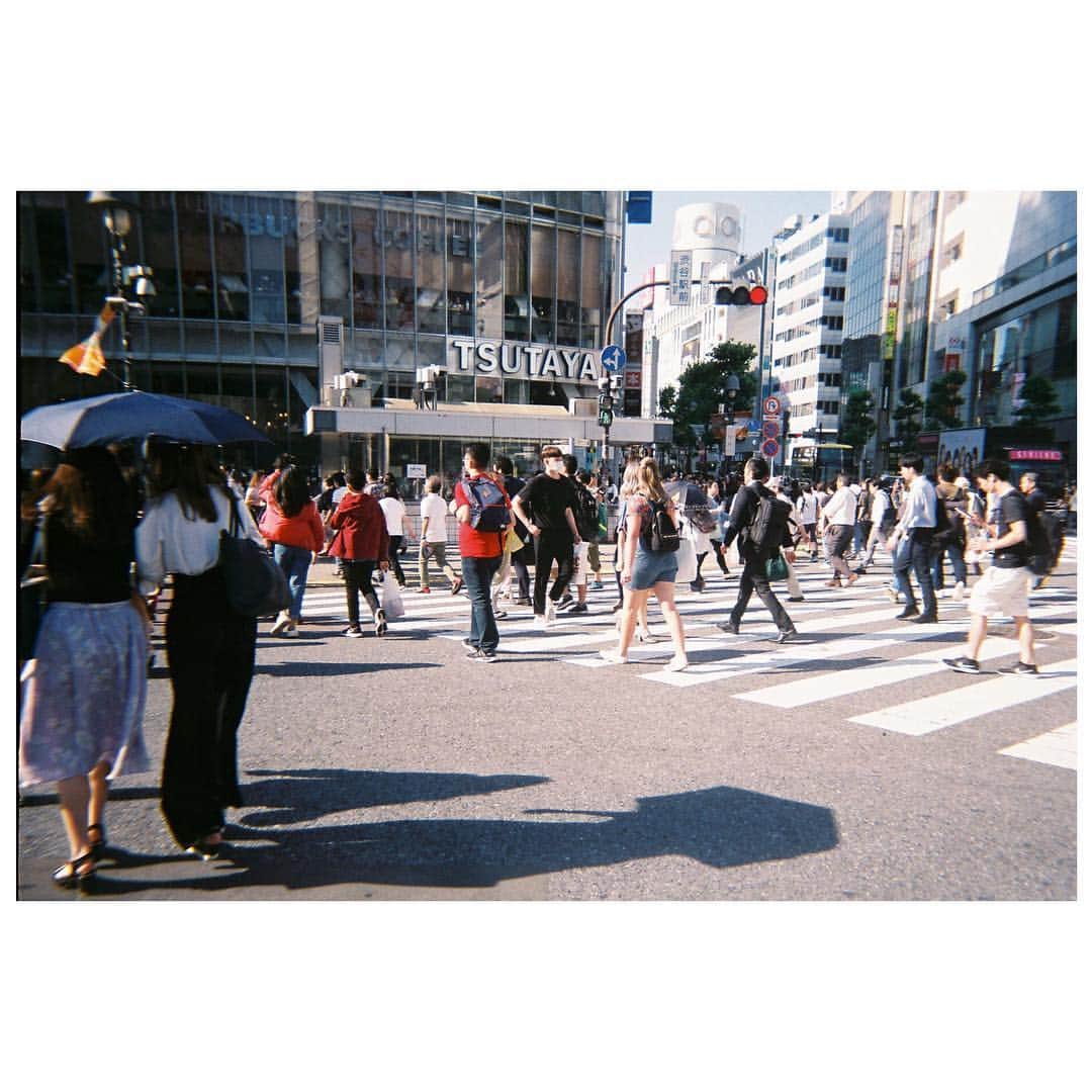 松田るかさんのインスタグラム写真 - (松田るかInstagram)「ひたすらに歩きにくいけどこの雑多に紛れて“東京”の一部になる感じは好き。 . なんかさ、インスタに女子みがないから使ってるお化粧道具とか、なんかこう…そう言った類のやつもちょっとずつ公開してこうかとふと思ったんだけど、知りたいものはありますか？ . #tokyo #shibuya #shibuyacrossing #渋谷スクランブル交差点 #交通量に対して信号短い気がする #私のフォロワーさんの80パーセントが男性らしいです」7月7日 12時46分 - imrukam