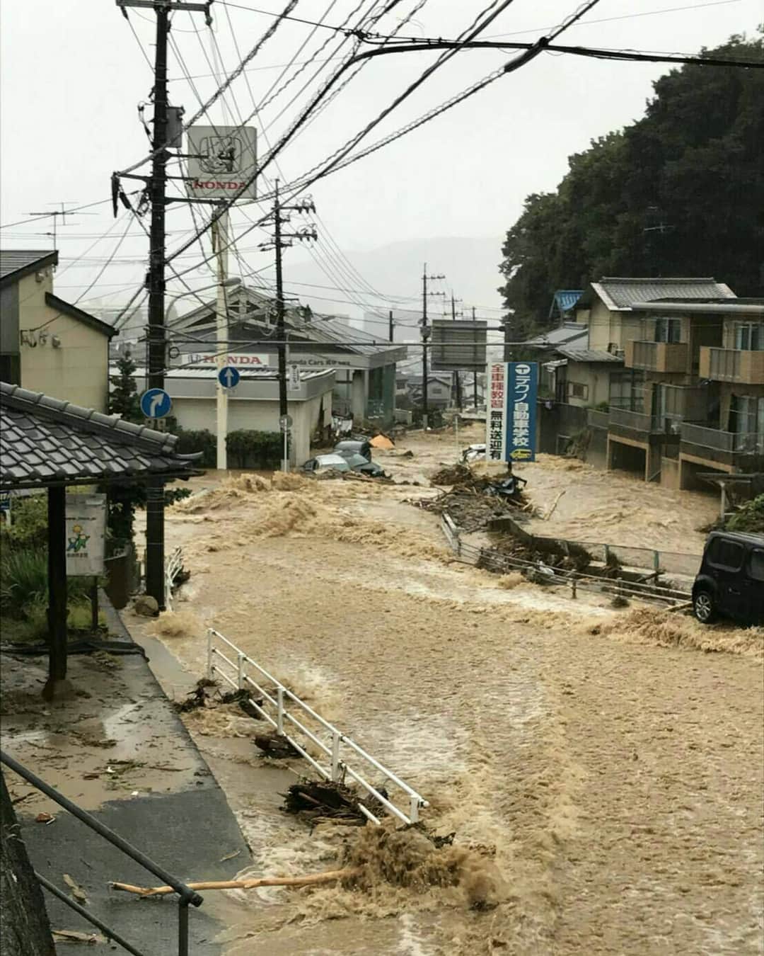 廣瀬純のインスタグラム：「広島でも大雨被害が出ております。心配です(~_~;) 息子が野球に行く時に使う道も大変な事になってます。  どうか、命を大事に。」