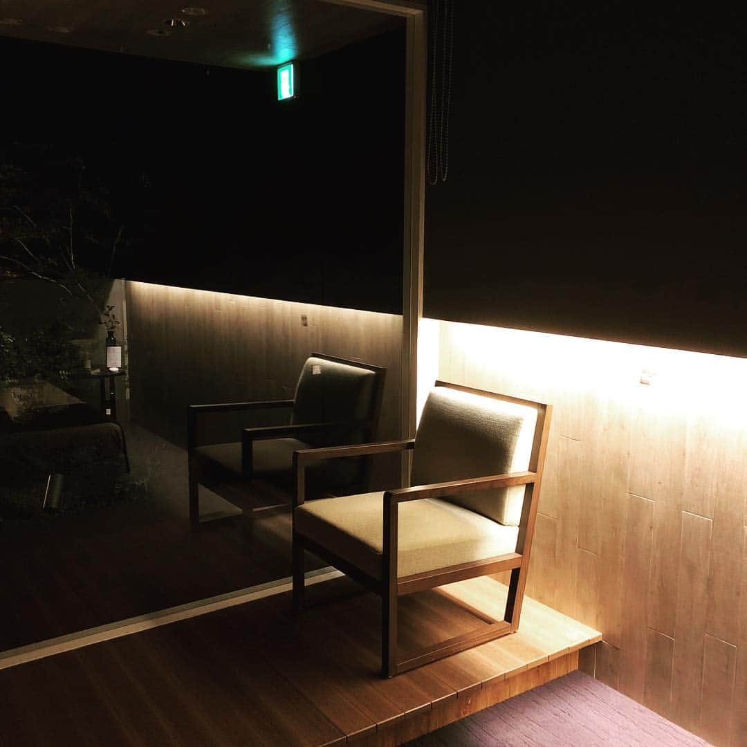 Team Next(神戸都市開発) のインスタグラム：「照明計画ではライトの「ガラスへの写り込み」はＮＧです、と、照明の教科書に書いているし当たり前の定説です！  でもその写り込みを逆手にとって、まるで壁と照明が外まで続いてるようなトリックも可能なんです😆 寝室の外に坪庭を配して、写り込みを利用して空間の広がりを演出しています！  いいね！フォロー #ありがとう ございます。  #home #japan #architecture #interiordesign  #interior #kobe #暮らし #homestyle #インテリア #神戸 #シンプル #日々 #myroom #マイホーム #ナチュラル #寝室 #寝室の窓 #照明計画 #坪庭 #myhome #暮らしを楽しむ #家 #シンプルライフ #丁寧な暮らし #注文住宅 #リビング #フォローお願いします #followme」