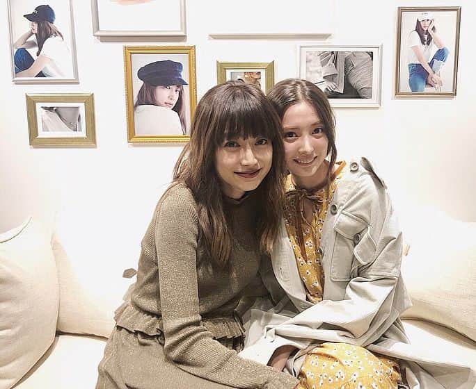 大石絵理のインスタグラム：「@youn1029 お姉さまのブランド、@coel_y の展示会へ🌹💐 かわいいの多すぎて、選ぶのたいへんだったけど😩 スタイリストの @ayumi__y が一緒にきめてくれました😙😙いつもセンス抜群❤︎ありがとう❤︎❤︎ わたしもいつかファッションのお仕事したいなぁ p.s. 写真で着ているのは、今回オーダーしたものです^ ^ #coel #exhibition #ericloset」
