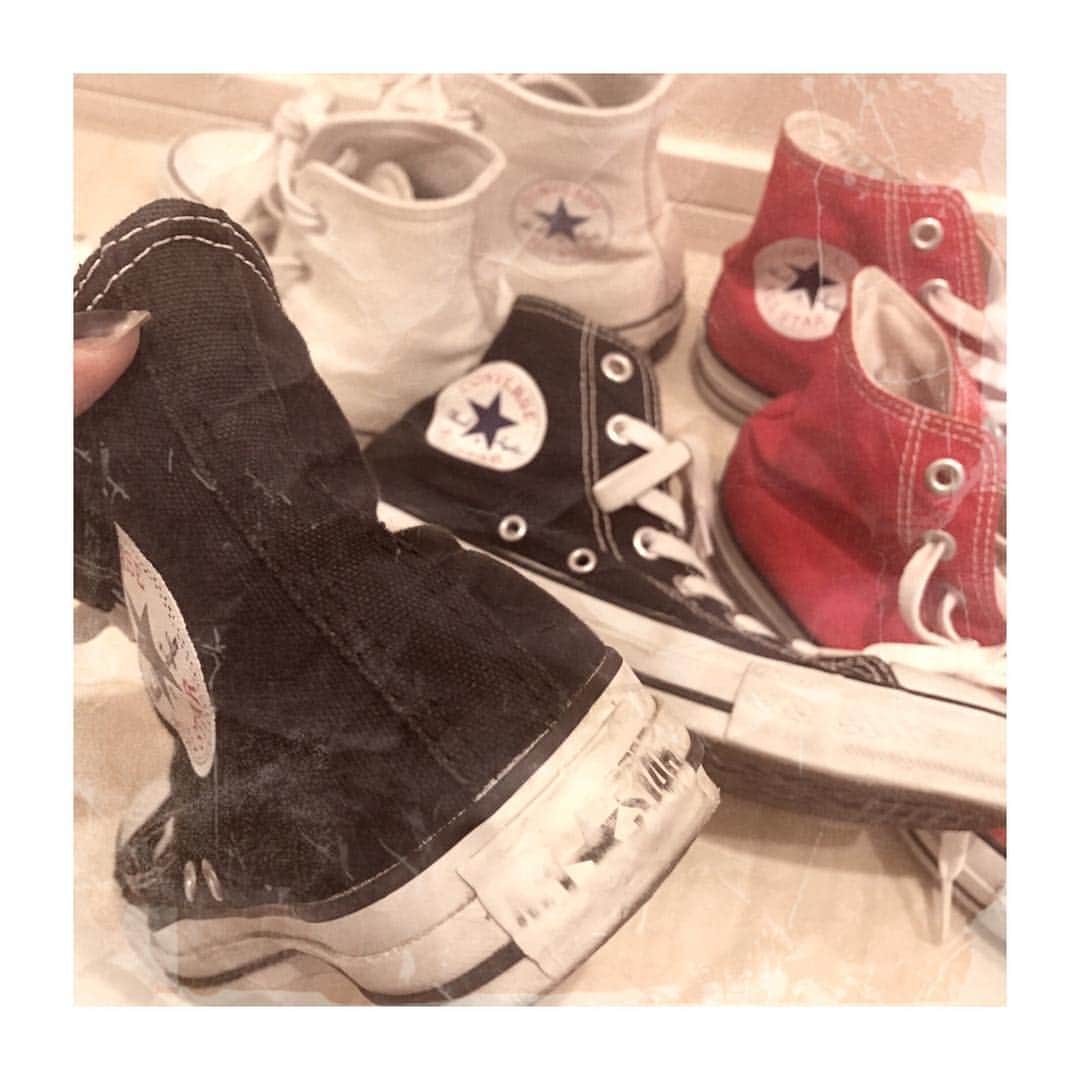 小松彩夏さんのインスタグラム写真 - (小松彩夏Instagram)「黒のコンバース何代目かな。笑  クタクタになるまで履き潰します♡  #ゾンビコンバース #コンバース #converse #converseallstar #スニーカー  #sneaker #👟」7月7日 14時25分 - official_ayaka_502