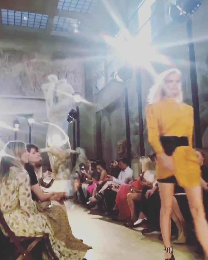 サラ・マッチのインスタグラム：「When art & history meet fashion @peter_dundas」