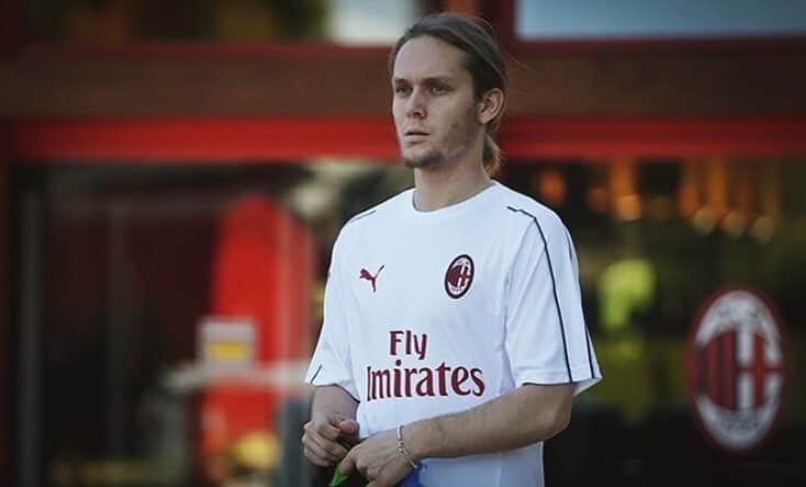 アレン・ハリロヴィッチのインスタグラム：「I would like to thank my former clubs @udlaspalmasofficial and @hsv for everything, now it's time for a new chapter in my career... Now I’m a player of @acmilan! Such a big club with a great history. I really can't wait to wear this legendary jersey and do my best for the Rossoneri! Forza Milan! 🔴⚫ #weareacmilan #focused #love #football #readytofight #ahXX」