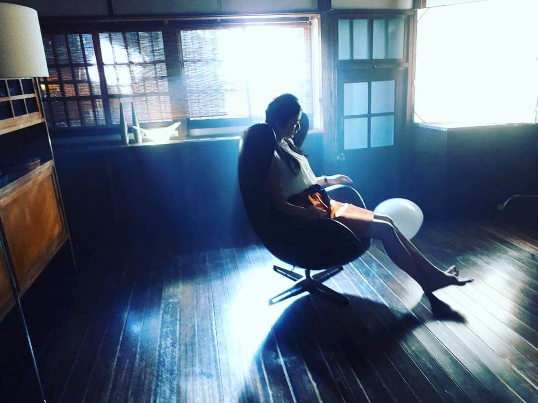 片山萌美さんのインスタグラム写真 - (片山萌美Instagram)「#美しい椅子と女たち  #paravi #エッグチェア #片山萌美」7月7日 17時51分 - moet_mi