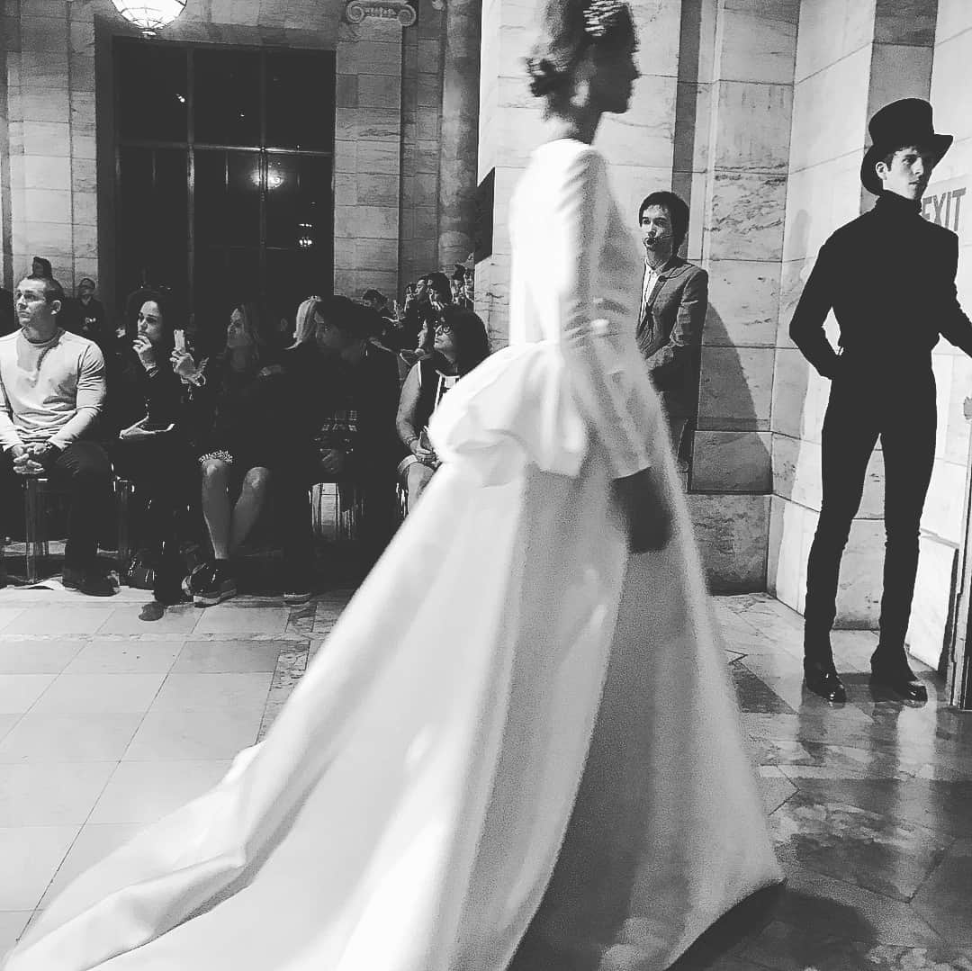 山城葉子さんのインスタグラム写真 - (山城葉子Instagram)「. @thetreatdressing 新作どれす Reem Acraのノーブルなロングスリーブドレス。 ショーで出てきた瞬間に心くすぐられた1着。」7月7日 18時13分 - yokoyamashiro