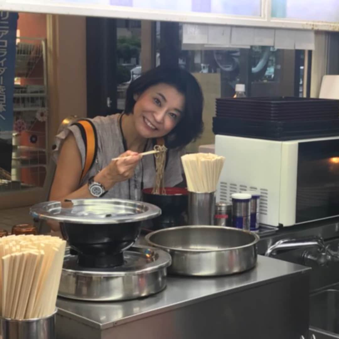 高嶋ちさ子さんのインスタグラム写真 - (高嶋ちさ子Instagram)「水沢江刺駅で立ち食い蕎麦を楽器背負いながら食べる私。 七夕コンサートでした香ちゃんありがとうね！最高だったよ！ 差し入れのアイスが激ウマでした」7月7日 18時11分 - chisakotakashima