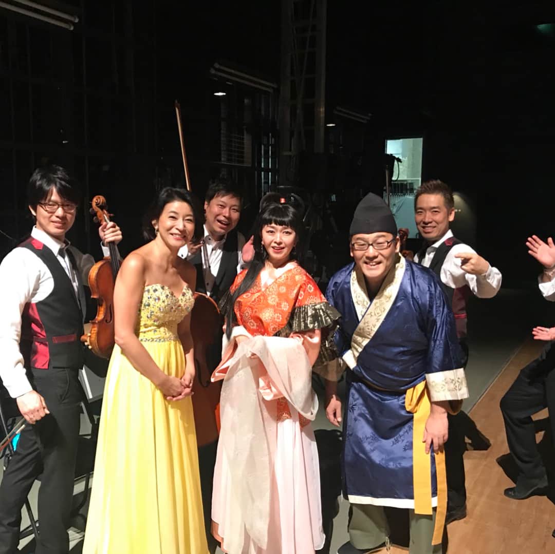 高嶋ちさ子さんのインスタグラム写真 - (高嶋ちさ子Instagram)「水沢江刺駅で立ち食い蕎麦を楽器背負いながら食べる私。 七夕コンサートでした香ちゃんありがとうね！最高だったよ！ 差し入れのアイスが激ウマでした」7月7日 18時11分 - chisakotakashima