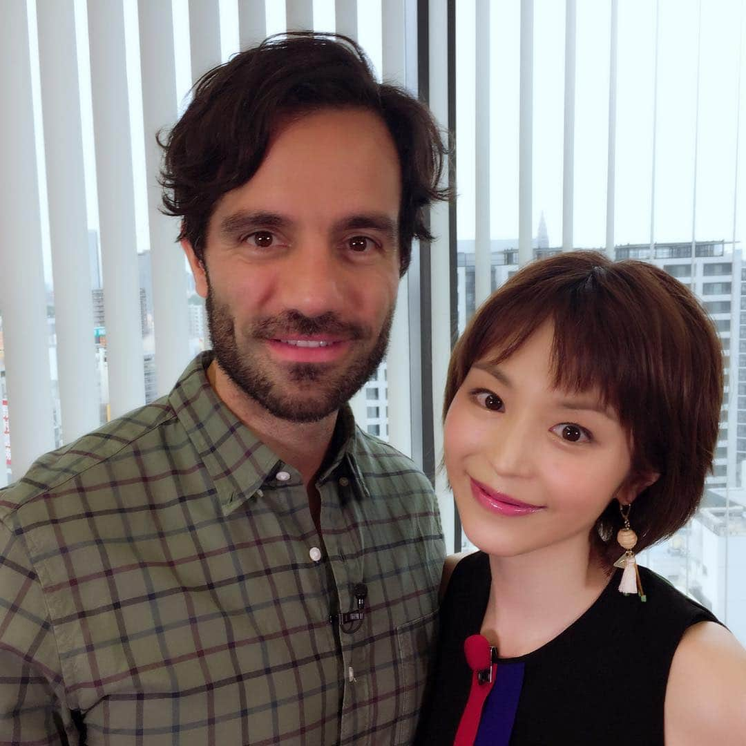 平野綾さんのインスタグラム写真 - (平野綾Instagram)「渋谷シアターオーブで絶賛上演中‼︎ 『エビータ』を観劇後、 東京暇人のロケでラミンに突撃インタビューしてきました‼︎✨✨✨ 昨年4Starsのコンサートで城田優くんに紹介していただきご挨拶した以来！ 覚えていてくださいました(● ˃̶͈̀ロ˂̶͈́)੭ꠥ⁾⁾ 本番直後にも関わらず、ファン丸出しのインタビューに(笑)丁寧に応えてくださって、 なんとインタビュー中にもエビータの中からご自身の役・チェの曲と、 エリザベートから日本語ver.の ♪闇は広がる を歌ってくださって‼︎‼︎‼︎ 顔真っ赤だし鼻血出るかと思ったぁぁぁああ(//∇//)❤️ 図々しくもいつか一緒に歌いたいですとか、一緒にジム行きたいですとか(笑)、 言えることは全部言ってみました‼︎✨ モーツァルト！も大阪公演中って言ったら応援してくれました💖 がむばる٩(๑❛ᴗ❛๑)۶  もう来週の東京暇人でOAらしいので、 ミュージカルファン！ラミンファンは必見です‼︎‼︎‼︎ トップス : @black_mouton_official  スカート : @black_mouton_official サンダル : @charleskeith_jp  アクセサリー : @accommode  #東京暇人 #ロケ #インタビュー  #エビータ #evita  #渋谷シアターオーブ #theatreorb #チェ  #ラミンカリムルー #raminkarimloo  #エリザベート #闇は広がる #トート  #夢は広がる (笑) #someday #dream  #来週放送 #ミュージカルファン #必見  #平野綾 #ayahirano」7月7日 19時40分 - a_ya.hirano