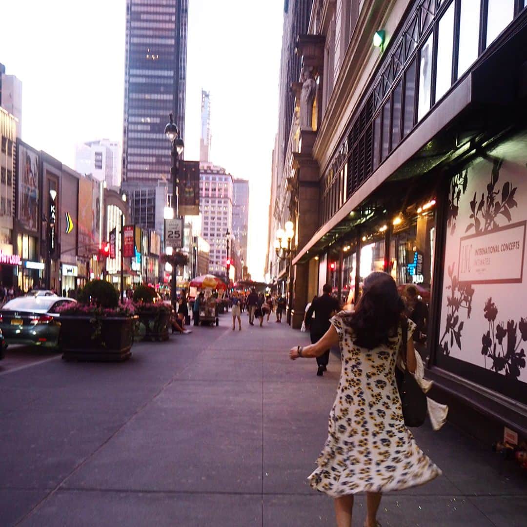 ノーマさんのインスタグラム写真 - (ノーマInstagram)「short visit to the city 🏙🗽 腰が悪いのに駆け足な母。 心配する娘。  #newyork #manhattan  #sunset #nomatrip」7月7日 20時30分 - noma77777