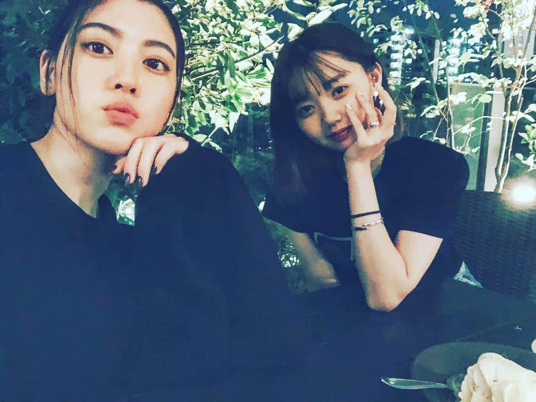 三吉彩花さんのインスタグラム写真 - (三吉彩花Instagram)「Long time no see❤️ #みよまな #Seventeenの時みたいに #若々しく写真撮ろうと思って #女子高生の時どんなポーズ流行ってたっけ #頑張ってみたけど #無理があった #着実に一歩ずつ老けてる #会話も考え方も大人になったなあ」7月7日 20時42分 - miyoshi.aa