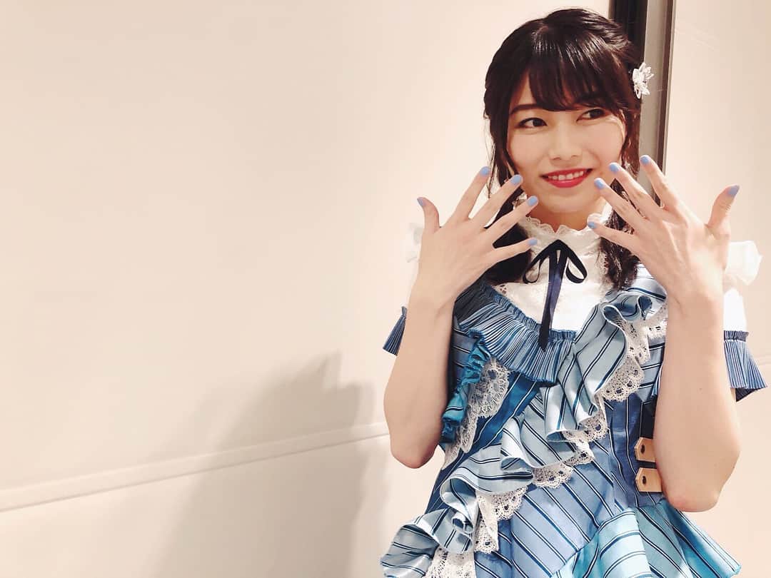 横山由依さんのインスタグラム写真 - (横山由依Instagram)「AKB48の新曲の衣装が青系だったので、 ネイルも青系にしました💅  世界選抜総選挙で第6位をいただいて歌わせていただけるこの楽曲、 本当に幸せな気持ちです。 ありがとうございます😊  たくさん聴いていただけますように🌟  #センチメンタルトレイン」7月7日 21時15分 - yokoyamayui_1208