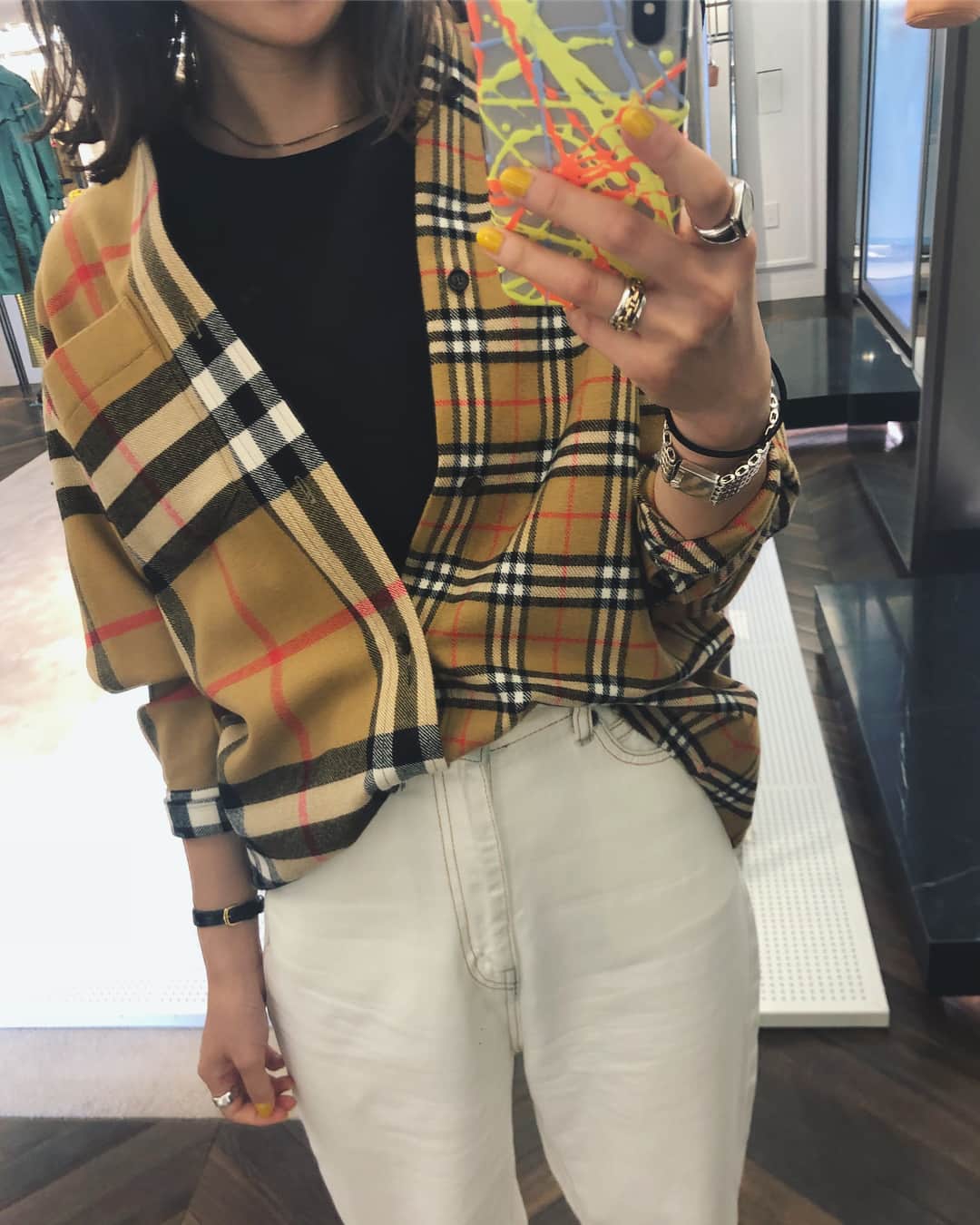 野尻美穂のインスタグラム：「BURBERRY×Gosha Rubchinskiy シャツちょーかわいかったんだけどすでに完売しててとりあえずマフラーゲット🧡2枚重ねになっててかわいいの💕 #バーバリーとゴーシャ今回が最後😭  #着てるのはサンプル💀 #burberry #gosharubchinskiy」