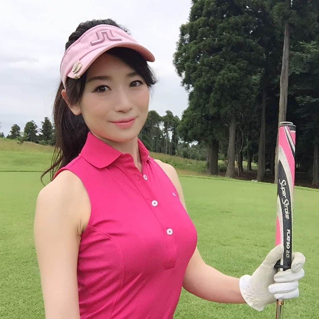 golfjoshiのインスタグラム：「. . Hirokoさん( @pittpiko )の素敵なお写真😊❣️ サンバイザーとノースリーブのポロシャツがピンクのお揃いでとても可愛いです🏖😎 . 掲載を希望される方は、投稿する時に @golfjoshi と #golfjoshi のタグを付けてご投稿ください😆❣️ . #大人女子 #クラブケース #golf #女子力 #trip #インスタゴルフ #goodtime #golflife #ゴルフコーデ #ゴルフ大好き #instagolf #スポーツ女子 #ポロシャツ #コンペ #オシャレ #golfcuties #オシャレ女子  #女子カメラ #大人可愛いコーデ #ゴルフ日和 #女子力up #golfbabe #オシャレ好き #golfwear #カメラ女子 #美意識 #ゴルフウェア  #大人可愛い #ゴルフ場」