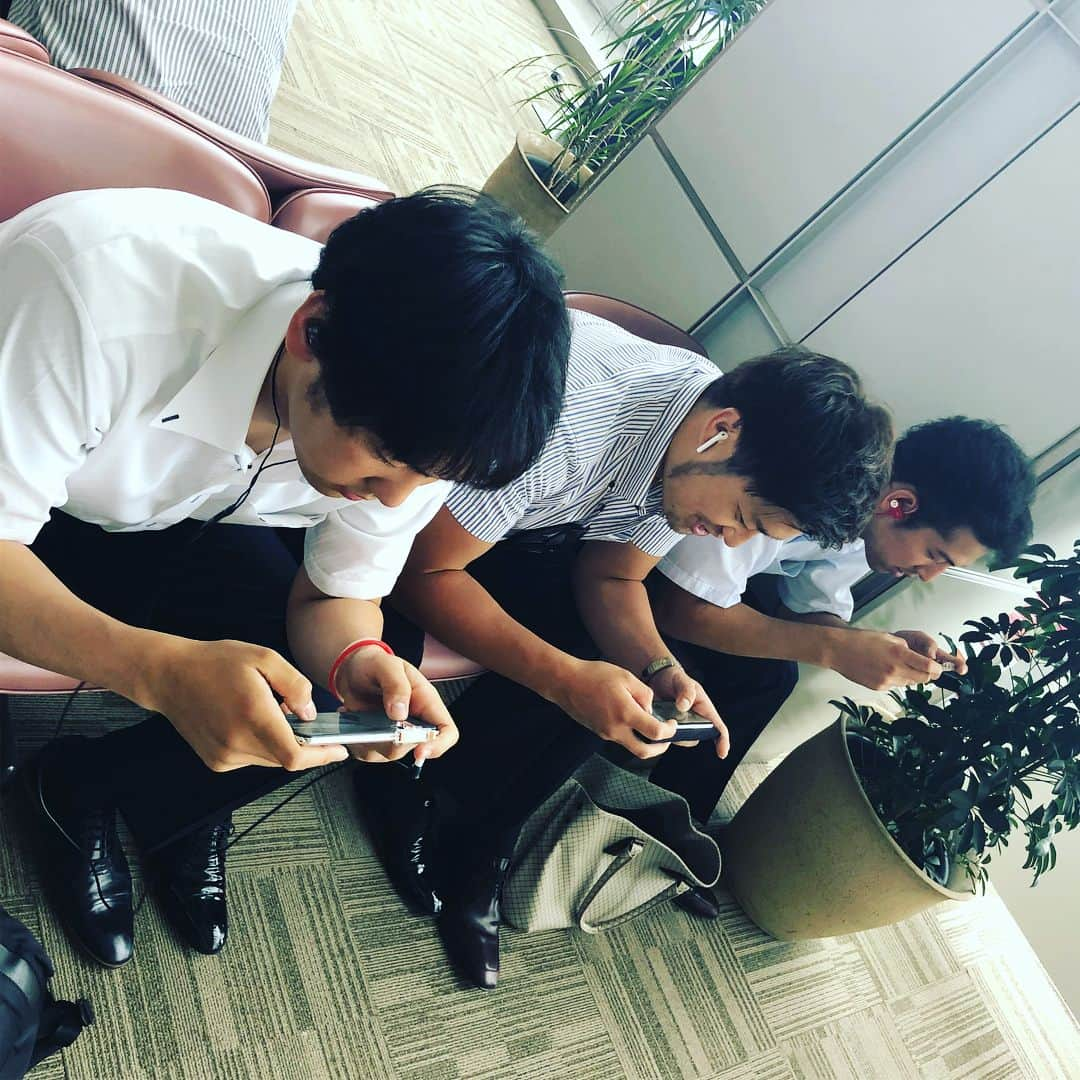 武田翔太さんのインスタグラム写真 - (武田翔太Instagram)「そういえばこの間の移動中の時🐸 3人共同じ姿勢👍 遠くから見てもなにをしてるか大体分かる🔫 楽しそうでした📸 他の選手も同じく👍 #大体わかる #やってる人なら分かるはず」7月7日 23時20分 - shotatakeda18