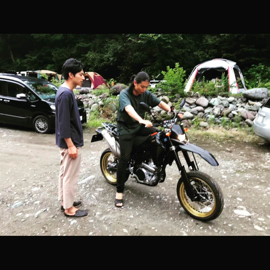 伊阪達也さんのインスタグラム写真 - (伊阪達也Instagram)「#wr250x #キャンプ #bbq #沢蟹  ゆうまとえみちゃんとじゅんぺいと。  ソロキャンプに行こうと思ってたら、前日にゆうまから一緒にバーベキューしようって連絡が来て。それならキャンプにしようということで相模湖の近くのキャンプ場へ⛺️ 水着を持ってこなかったからパンツで川入って岩の上で寝てたら股間に蟹乗せられて大騒ぎ！ごはん全部作ってもらっちゃった♪ありがとうございました！」7月7日 23時56分 - tatsuyawr250x