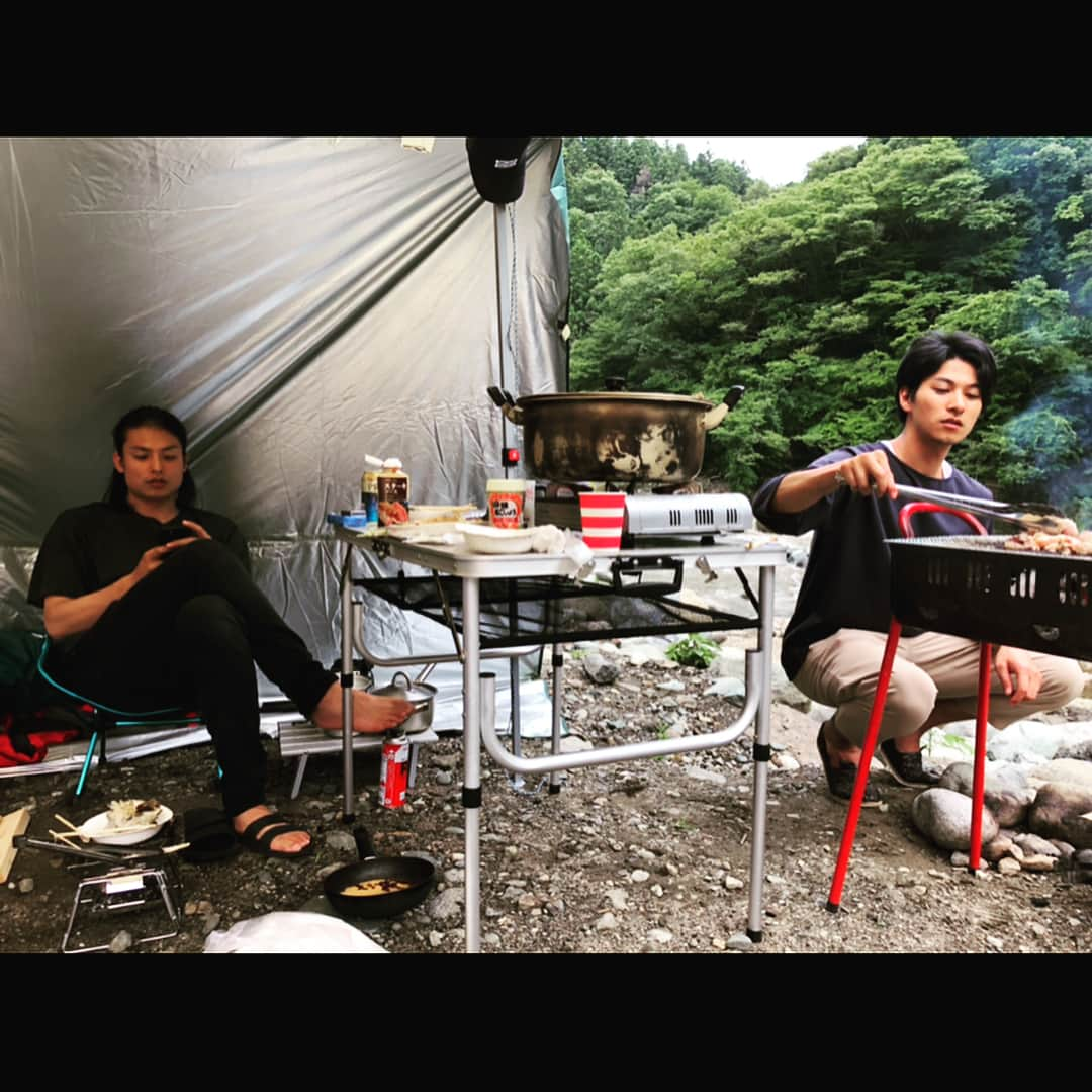 伊阪達也さんのインスタグラム写真 - (伊阪達也Instagram)「#wr250x #キャンプ #bbq #沢蟹  ゆうまとえみちゃんとじゅんぺいと。  ソロキャンプに行こうと思ってたら、前日にゆうまから一緒にバーベキューしようって連絡が来て。それならキャンプにしようということで相模湖の近くのキャンプ場へ⛺️ 水着を持ってこなかったからパンツで川入って岩の上で寝てたら股間に蟹乗せられて大騒ぎ！ごはん全部作ってもらっちゃった♪ありがとうございました！」7月7日 23時56分 - tatsuyawr250x