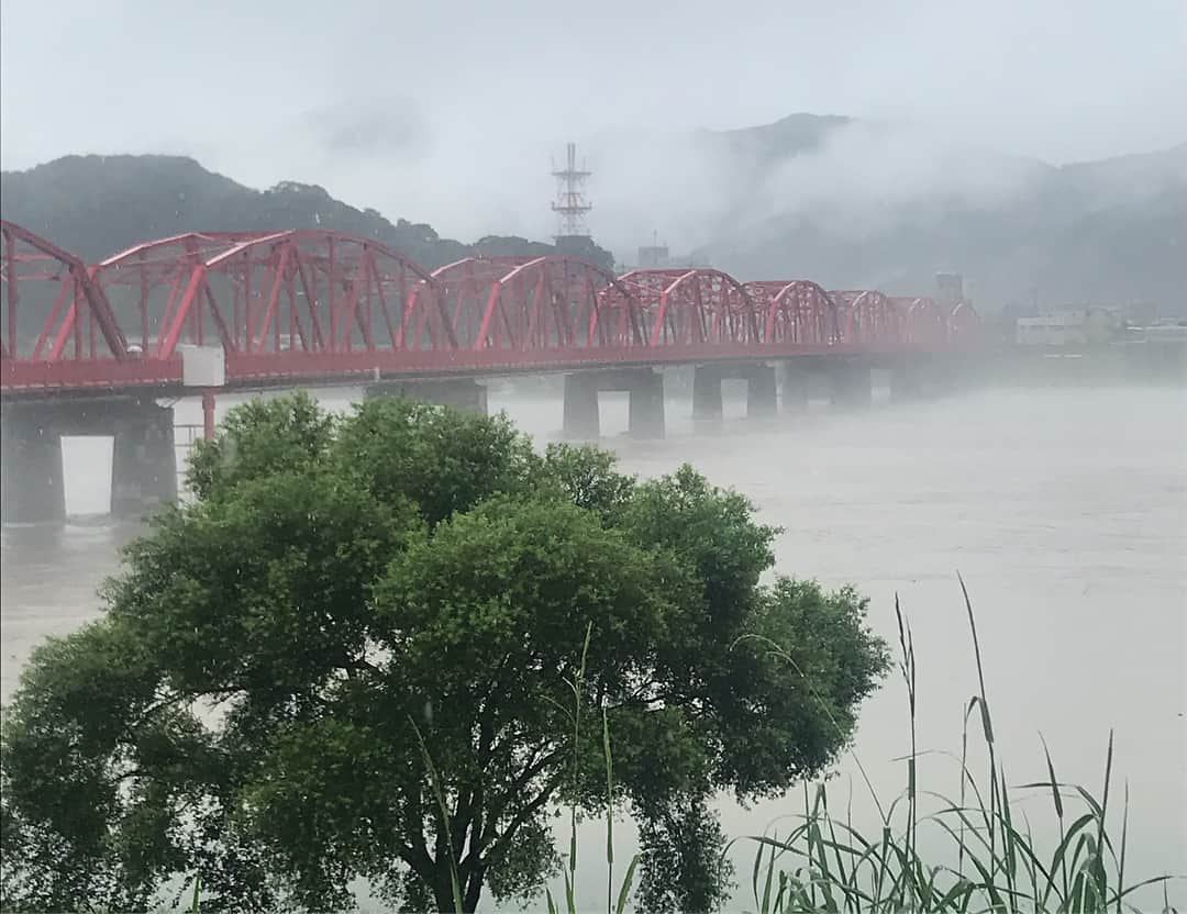 舟生 侑大のインスタグラム：「現在の四万十川です。  2枚目は普段の写真。  昨日よりは水位が下がっている状態らしいです。  今は小雨。  なんとか持ちこたえそうです。  念のため避難準備しとくべきやと！ ＃四万十川 #赤鉄橋」