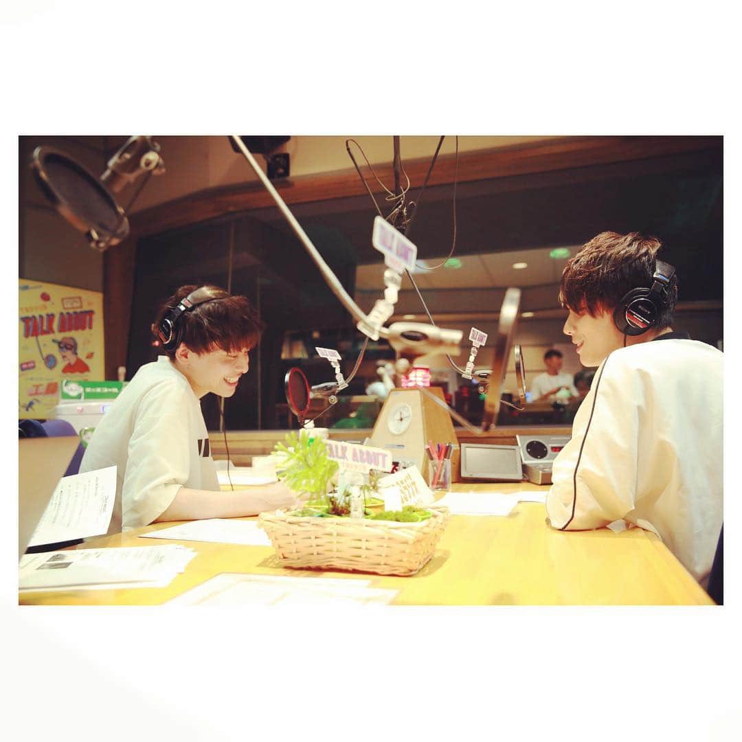 工藤大輝のインスタグラム：「#talkabout @radio_talkabout 昨日のゲストはフレデリックから双子の三原兄弟&みやかわくん。 みやかわくんは今日もライブで一緒です。楽しみ。」