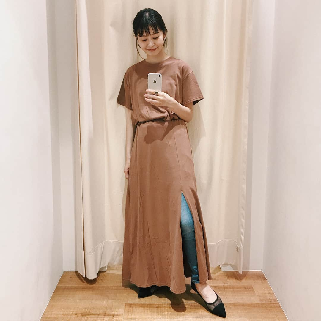 Eri Koyamaさんのインスタグラム写真 - (Eri KoyamaInstagram)「. 最近服着替える時にちょうど半袖のワンピース欲しいって思ってたから入荷してうれしい😙  #スリットカットワンピース . #ハイウエストストスリ #チュールコンビフラットシューズ . @ungrid_official  #Ungrid #shop_ungrid_eri #shopstaff #Ungridルミネ2大宮 #ルミネ2大宮 #ootd #coordinate #fashion #ungriddenim #Ungrid_18aw #autumn #153cm #ファッション #コーデ #カジュアル #晩夏服 #ワンピース #ブラウン」7月8日 9時19分 - 6ri___k