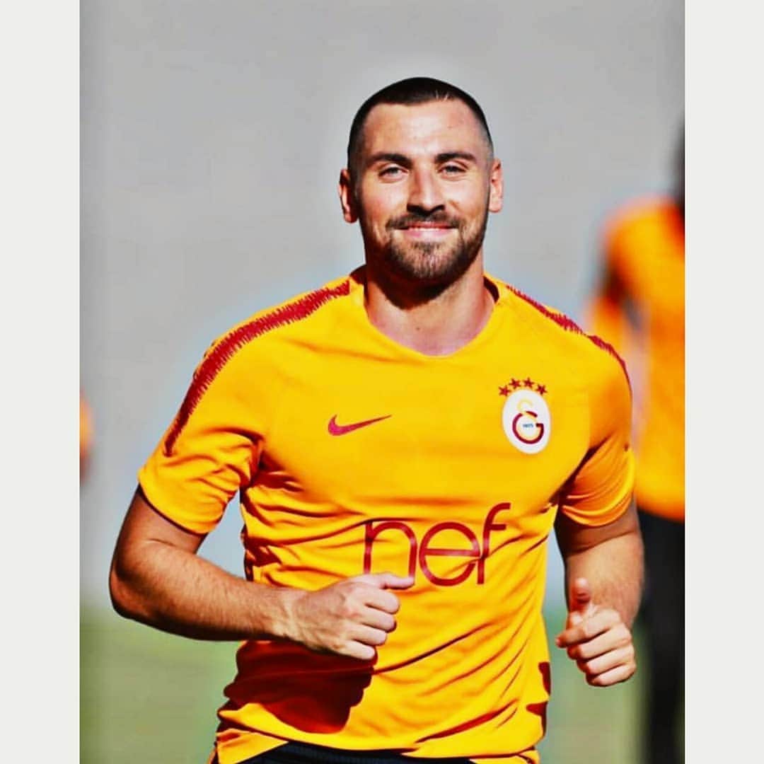 シナン・ギュミュシュのインスタグラム：「-07.07.2014- Sinan'ın resmi olarak Galatasaray'lı oluşunun 4.senesi kutlu olsun!🎊🎈İyiki gelmişsin aslan!💪 @sinanguemues #sinangümüş #galatasaray」