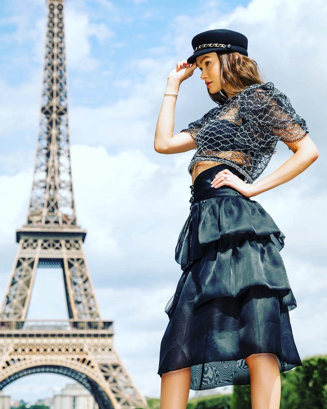 サラ・マッチのインスタグラム：「C H A N E L 🕶 @chanelofficial」