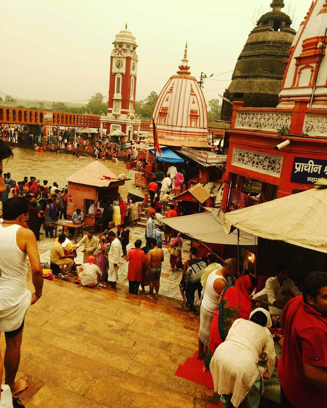 五味岳久のインスタグラム：「One of the place where people come from all areas and region across India. Worship together without any disparities and ego problems. And that's what we need to carry in our every day Life... :) #haridwar #beautiful #holyplace #sayno #discrimination #equality #beautiful #india  Do Like_comment_share @lostage」