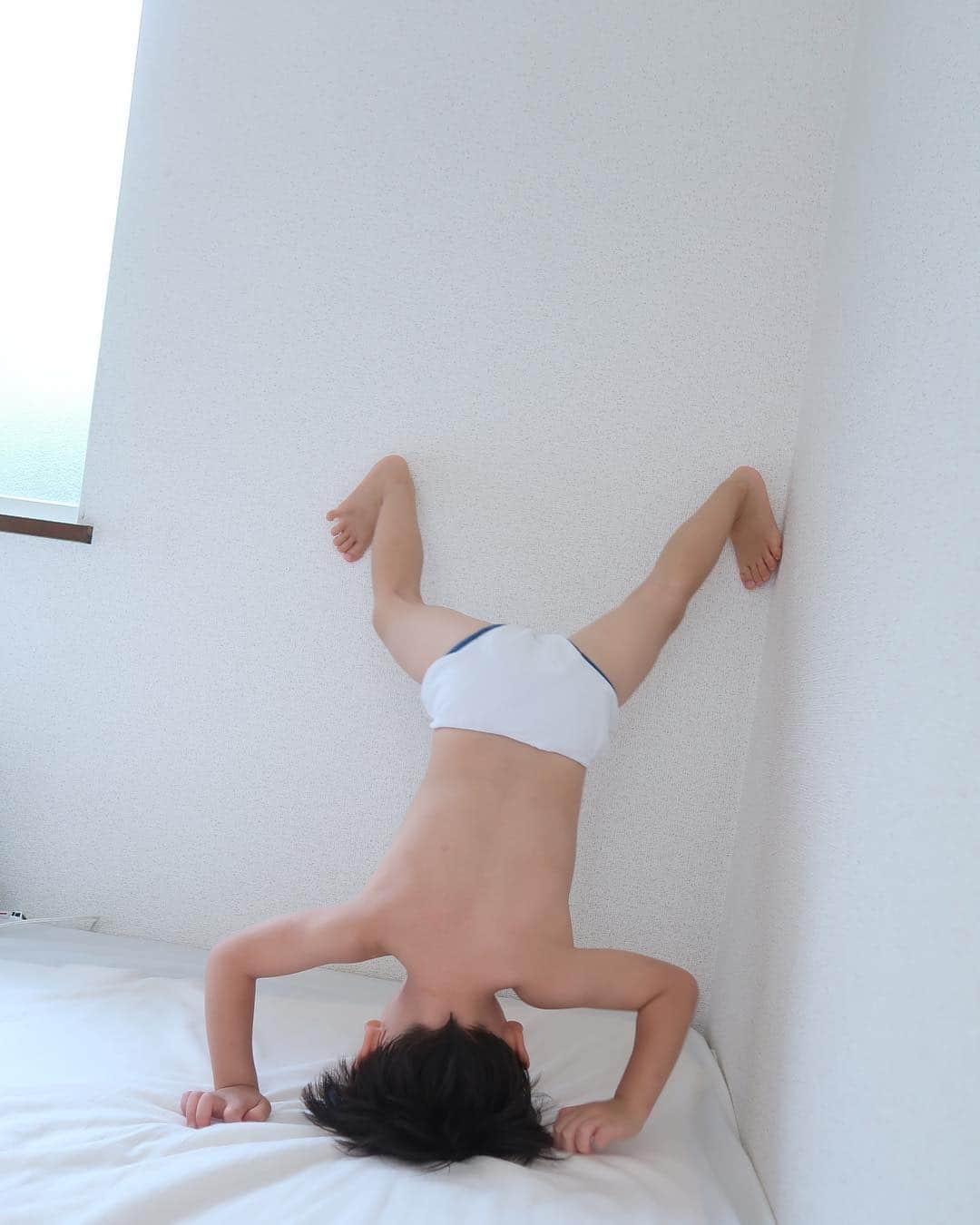 花盛友里のインスタグラム：「逆立ちを教えてみた。 頭はまだ離せず！ めちゃ楽しそうでしたわ。」