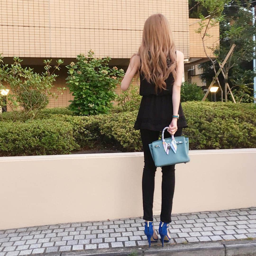 加賀美早紀さんのインスタグラム写真 - (加賀美早紀Instagram)「ブラックコーデ💛 黒にブルー合わせたくなるのなんでだろ☺︎🌈 これから焼肉〜😝 * * #fashion #blackcode #hermes #summer #加賀美早紀 #姉ageha #tokyo」7月8日 20時07分 - kagami_saki
