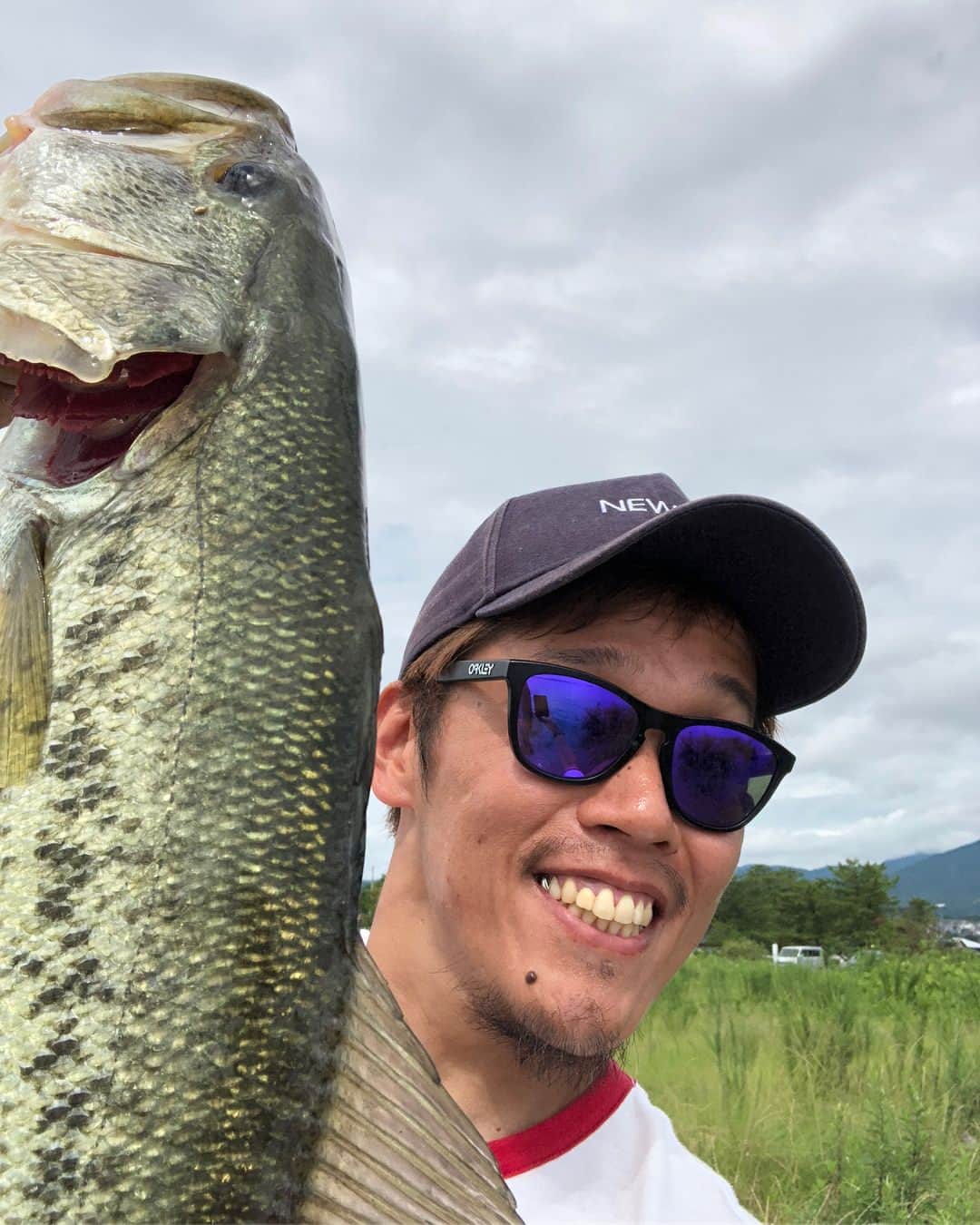 岡田慎吾のインスタグラム：「おらおらおらー #琵琶湖 #北湖 #ブラックバス #blackbass #バス釣り #自己記録更新 #58cm #52cm #47cm #ヘビキャロ  #エビシャッド #6インチヤマセンコー #ボイル撃ち #ゲーリーヤマモト バス釣りyoutuberの #basshack さんと遭遇！ステッカーありがとうございました！」