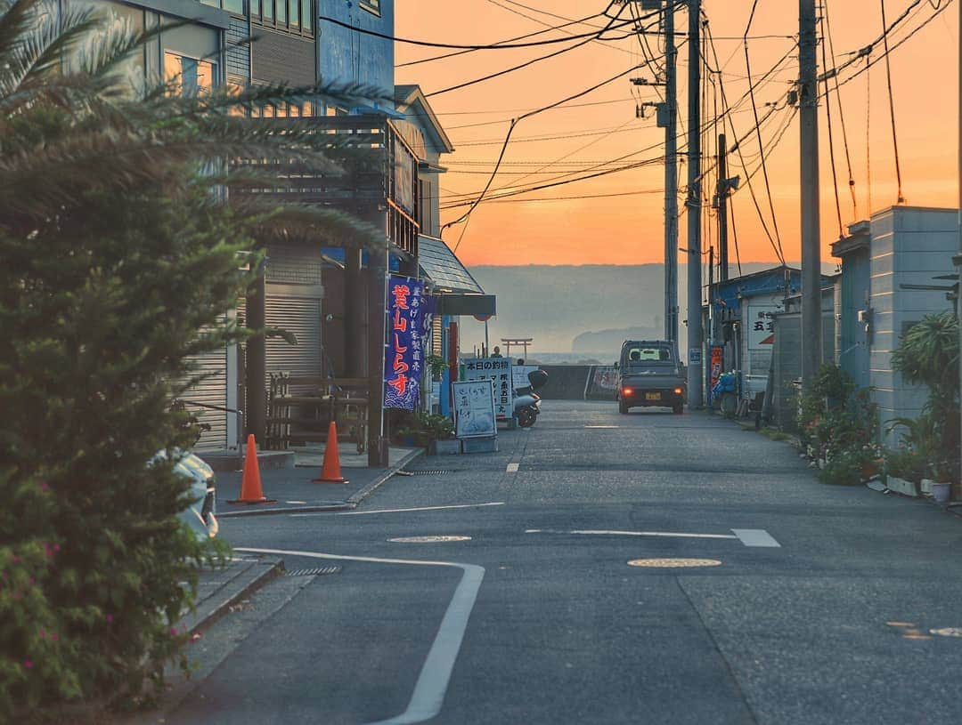 葉山町さんのインスタグラム写真 - (葉山町Instagram)「- ほっとするよな帰り道  #葉山歩き #葉山 #hayama  #真名瀬 #漁港 #夕日 #夕焼け #sunset #wayback #eveningsky #japan  #遊び #仕事 #毎日色々あるけど  #ほっとする瞬間 #大切にしたいね  #どこか懐かしい景色 を見ながら #週末 #リフレッシュ してね #今日もおつかれさまでした #明日からもまた頑張るぞ！」7月8日 19時26分 - hayama_official