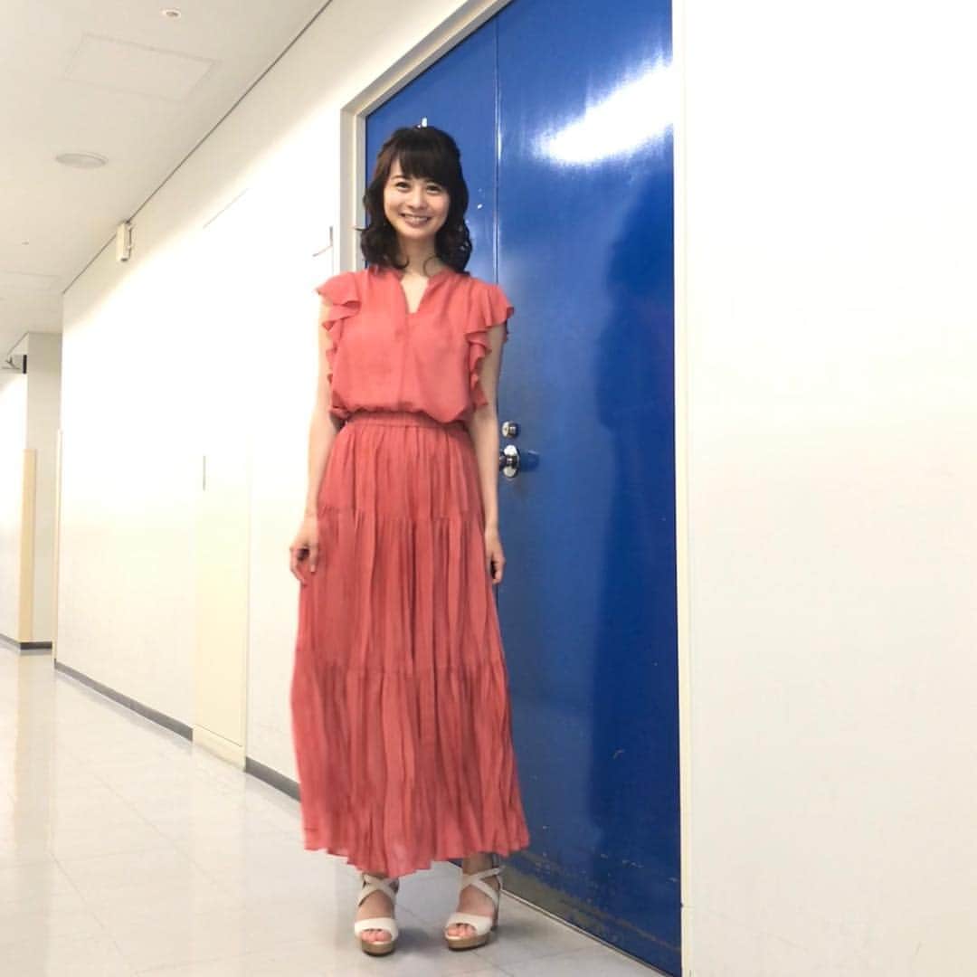 高見侑里さんのインスタグラム写真 - (高見侑里Instagram)「◡̈♥︎ 明日22:30からは久しぶりにどエライさん放送です♡ まずは、新企画”奥様 千鳥貸します” 日本で最も人口が少ない町、山梨県早川町で千鳥のお二人が困っている方をお手伝い！ どエライ奇跡にも出会えました✧ そして#今この日本人がスゴイ はスペイン・バルセロナで聞き込み調査🌍 ゲストは#井森美幸 さん、麒麟の#川島明 さん、#ギャル曽根 さんです✧ 明日の放送もぜひご覧ください♡ * セットアップ…#cocogirls_style ピアス…#COCOSHNIK サンダル…#FLAGJ * #世界の村のどエライさん  #山崎育三郎 さん #千鳥 さん #村瀬哲史 先生」7月8日 19時19分 - yuri_takami_official