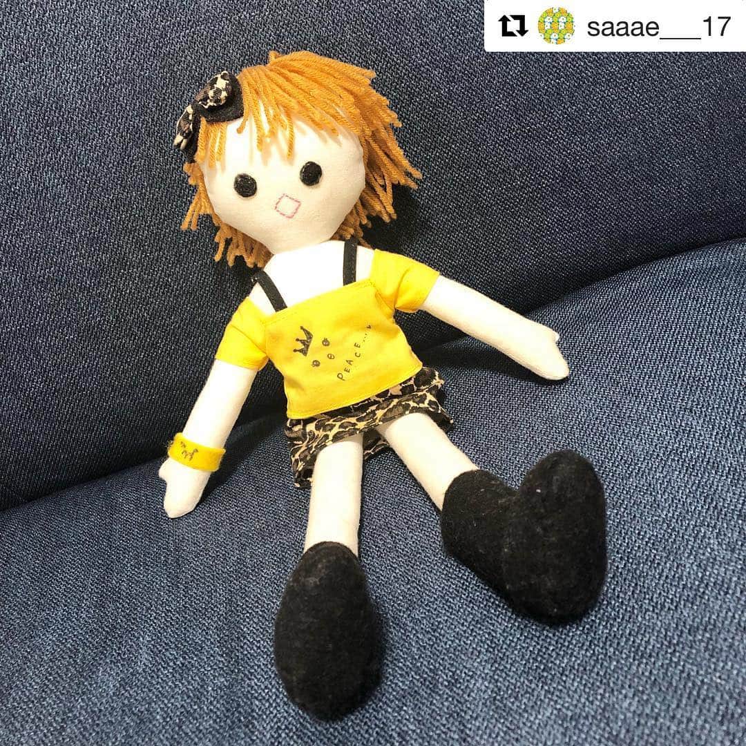 のインスタグラム：「かかか・・・可愛い💕 このＴシャツとリストバンド懐かしいなー😁✨ ずっと応援してくれてる女の子✨さえちゃんありがとう😂✨作ってくれたお友達もありがとう✨私も欲しい。。。な😚  #Repost @saaae___17 with @get_repost ・・・ そうそう！ こちら、実家から連れて帰ってきた こまりちゃん🐥 ６年前？くらいにハンドメイドが上手なお友達が プレゼントしてくれたんだ〜♡ ディズニーシーでダッフィーを持ち歩くみたいに 今度現場に連れて行こうかしら。笑 なんとも可愛らしくて大切にしています😊」