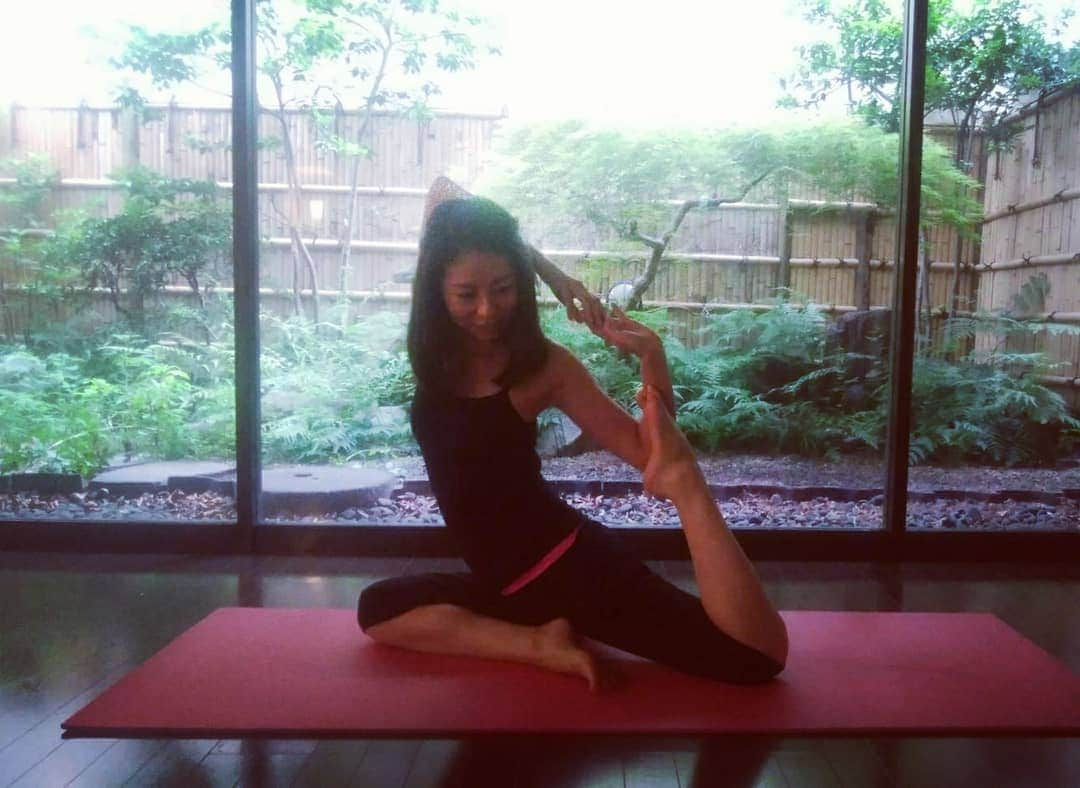 黒坂真美さんのインスタグラム写真 - (黒坂真美Instagram)「今日はヨガの日～🙆 Yoga day! ・ #心も体も #スッキリ❤ #顔も #リフトアップ♡ #プロフェッショナルヨガ検定 #を頑張って #取ったら #真美ヨガレッスンに #来てくれますか？ #🎤🎤🎤 #黒坂真美 #kurosakamami #ヨガ #yoga #禅 #zen #日本庭園 #japanesegarden」7月8日 20時19分 - mamikurosaka_official