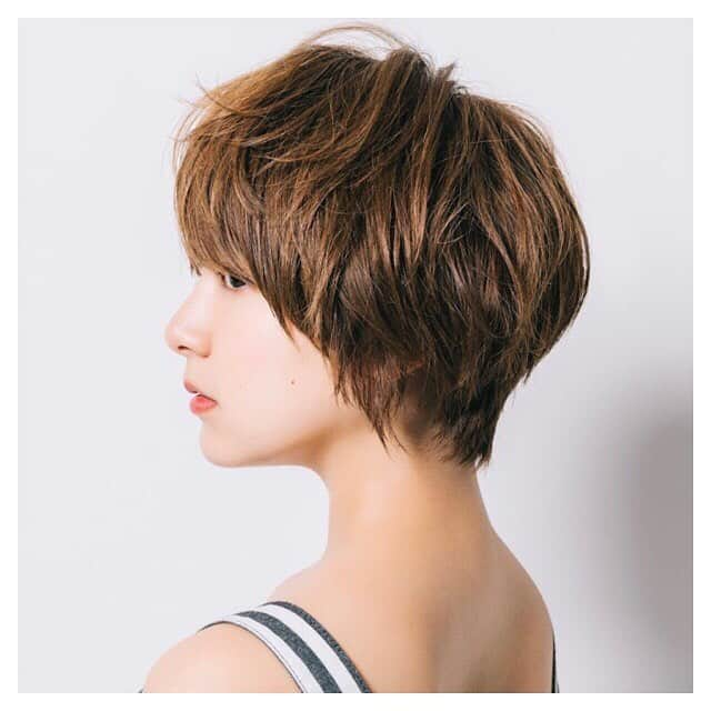 bangsさんのインスタグラム写真 - (bangsInstagram)「💇流行りのショートはコレ☝️ （side style） . もみあげは長め、やや前上がりにカットしてマッシュ風に😼🌟 スタイリングはセミウェット＆無造作で❤︎ . styling by #深津裕希 @modshair_fukatsu （ mod's hair 青山プリヴィレージュ ） model by #橋本香澄 . ✂️【bangs】トップページのURLからチェック！ ▶︎▶︎最新トレンド情報のまとめ記事、毎日更新中！ . . #bangs#バングス#bangstokyo#スタイリスト探しのwebマガジン #ヘアサロン#美容室#ヘアアレンジ#くるりんぱ #ヘアセット#ヘアアレンジ動画#ヘアカラー#外国人風カラー#ハイライト#切りっぱなしボブ#外ハネ#ショートヘア#ショートボブ#ショートカット#作品撮り#サロモ#サロンモデル#ヘアアイロン#オルチャンヘア#オルチャンボブ#韓国前髪#グラデーションカラー#青山」7月8日 12時55分 - bangs.tokyo