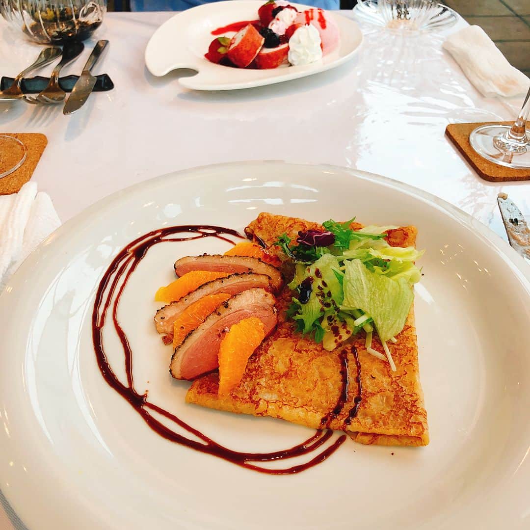 のインスタグラム：「La fete de fillesっていう インスタ映えガレット&クレープ食べ放題のお店行ってきた 3時間3000円でウェルカムドリンクにシャンパンがついて紅茶飲み放題でガレットが食べ放題のクオリティじゃない あと店員さんが執事喫茶かと思ってしまった  #ガレット #クレープ #食べ放題 #都立大学 #紅茶 #Lafetedefilles」