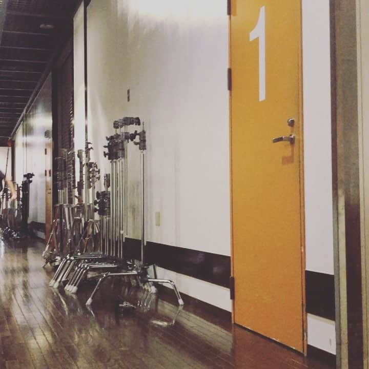 TANYのインスタグラム：「スタジオ撮影に付いて来て、 はしゃぐアシスタントSAEKA。  いつもありがと！ そしてこれからもよろしく！ もう2年経つかな^_^ 今は売れっ子みたいだね^_^  @saeka_adamiss」