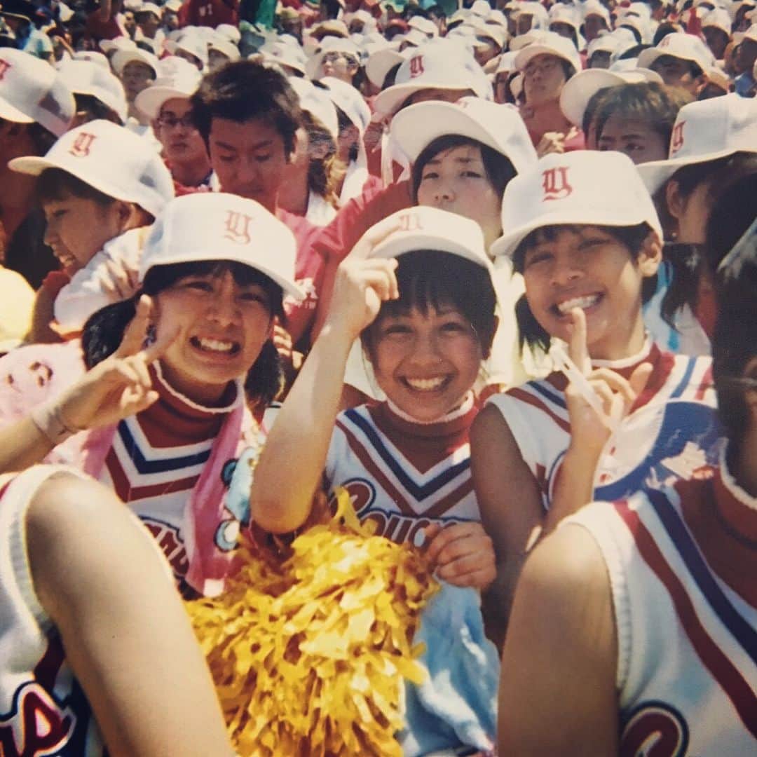 鈴木あきえさんのインスタグラム写真 - (鈴木あきえInstagram)「#NHK 『どーも、NHK』 生放送観てくださった方々 ありがとうございました😊  夏の全国高校野球が 今年で100回目を迎える⚾️❣️ とぃうことで、  番組でも 大特集⚾️❣️ 私の母校 #都立雪谷 高校 が #甲子園 に 初出場した時の 事も 話させていただきました✨  写真は チアリーディング部として #アルプススタンド で応援する 高校2年生の私☺︎ 東京から みんなで何台ものバスで行きました🚍💕 最高の思い出です😄  このとき 15？16？歳だから、  気付けば もうこのときの倍くらい生きてることになるΣ(ﾟﾛﾟﾉ)ﾉ‼️ 日々 大切に生きねば✨  31歳の夏も楽しみ😊😊 観てくださった 皆さま ありがとうございました😊😊 ✱ ✱ #雪谷高校 #PL学園 #甲子園 #今年も楽しみ」7月8日 14時10分 - akiesuzuki0312