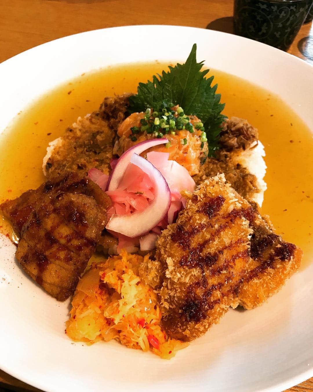 須藤優さんのインスタグラム写真 - (須藤優Instagram)「中華街の寿司屋でブラフマンのPV見ながらシャリカレー食べてきた #curry」7月8日 16時31分 - u_suto_