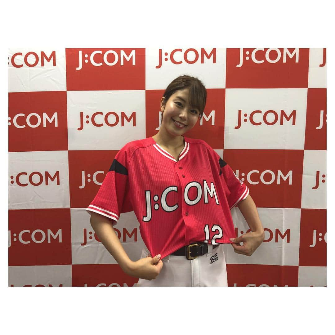 稲村亜美さんのインスタグラム写真 - (稲村亜美Instagram)「今日はJ:COMスペシャルデーNumberタイアップ企画で千葉ロッテマリーンズでのファーストピッチをさせていただきました🙋‍♂️❤️マリーンズさんは芝も今シーズン変えたということでとても気持ちがよく投げれました😊！！！！J:COMさんでは12球団全て生中継しているのでみなさん是非チェックしてくださいね！応援してくれた方もありがとうございましたー！！！！背番号は12球団生中継の12です😆」7月8日 16時27分 - inamura_ami