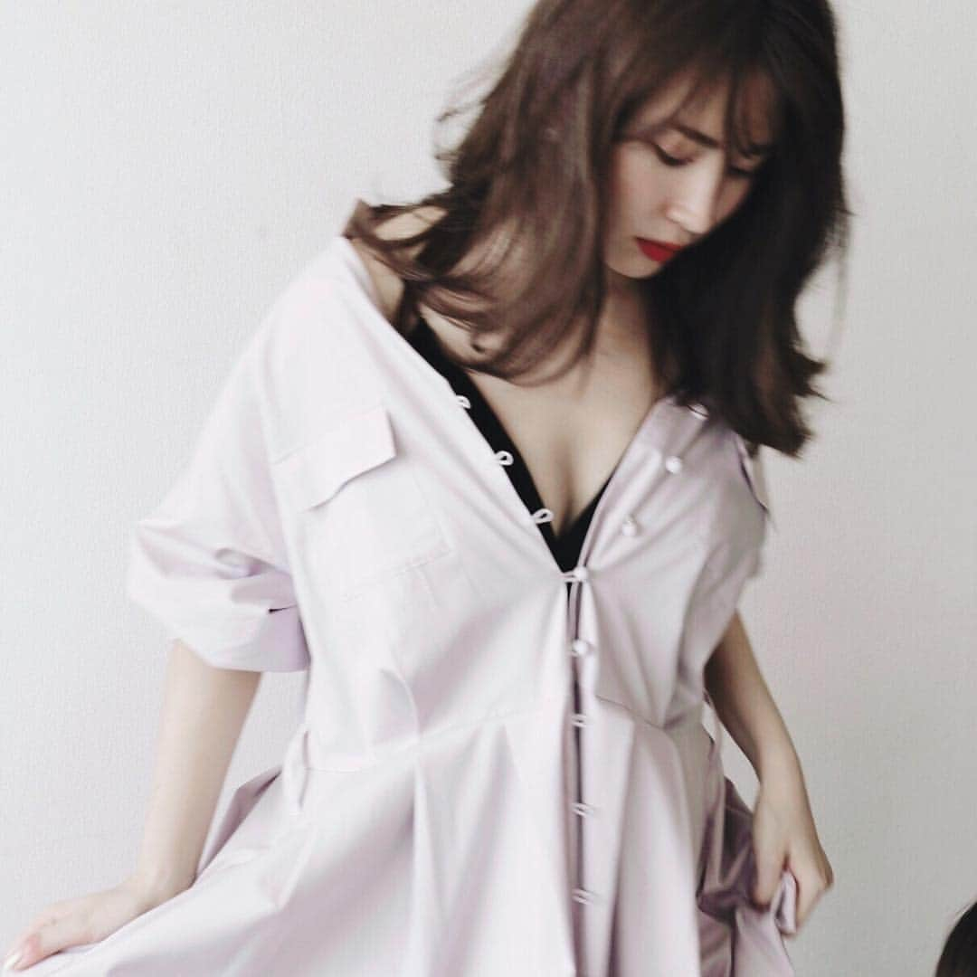 小嶋陽菜さんのインスタグラム写真 - (小嶋陽菜Instagram)「着崩してみた🌹﻿ ﻿ ﻿ #Herlipto﻿ ﻿ Cotton Maxi Shirts One-Piece﻿ 💜LIGHT PURPLE」7月8日 17時01分 - nyanchan22