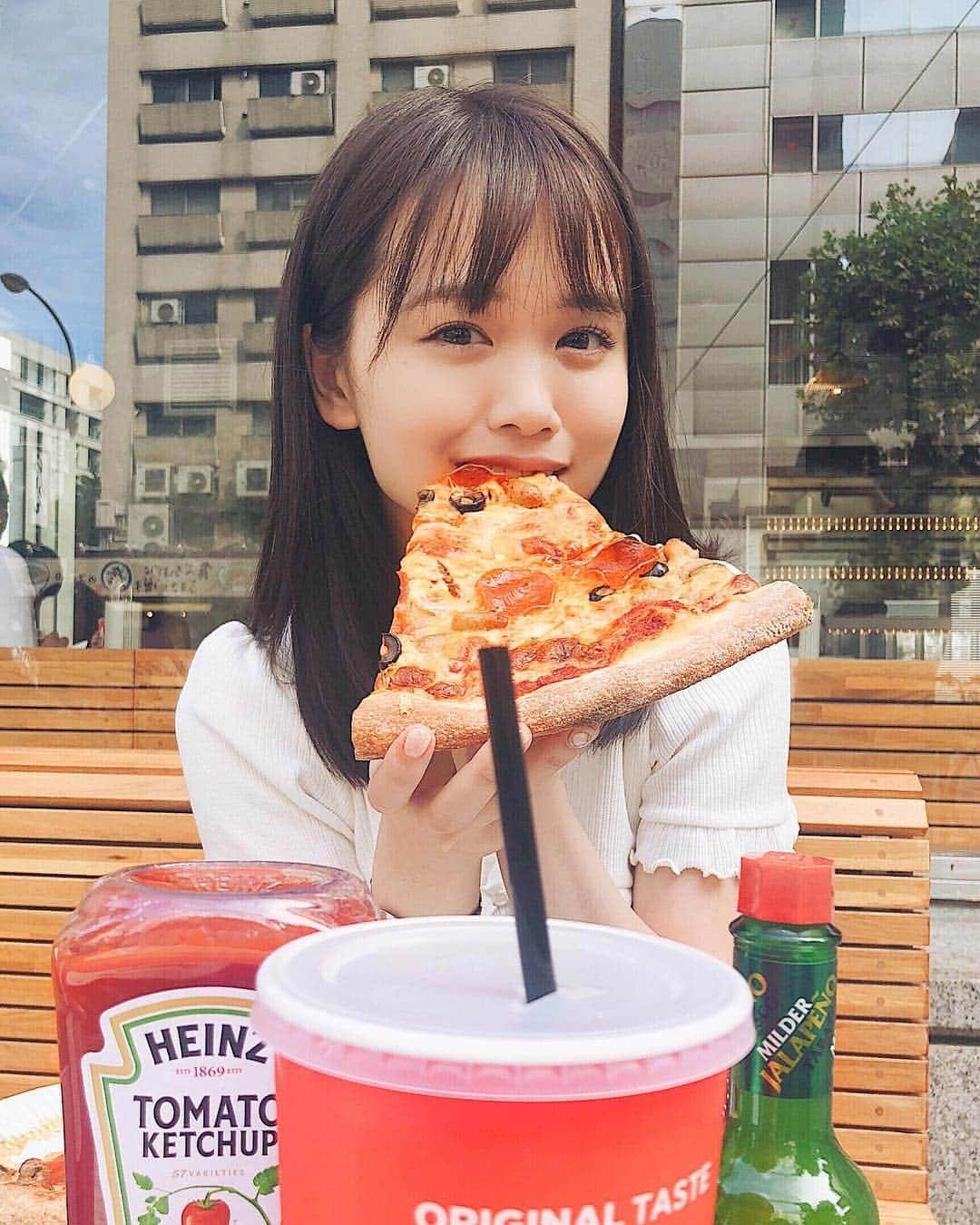 菅本裕子さんのインスタグラム写真 - (菅本裕子Instagram)「六本木にできた新しい #ピザスライス 行ってきた🍕！﻿ ﻿ 薄めのカリカリピザ美味しい〜↑﻿ ﻿ ゆうこすの会社の近くだから、今後通っちゃうな、、やばい、、制限しないと、、食べ過ぎて、、😰😰笑﻿ ﻿ ただ、デートで行くのにはぴったりだと思った！﻿ ﻿ お洒落な店内だし、ピザを一切れずつ選べるし！﻿ ﻿ デートで行きたいな😎🤟！！﻿ ﻿ #﻿ピザスライス #🍕 #pizzaslice #ピザスライス六本木 #六本木ランチ #六本木ピザ #港区ランチ ﻿」7月8日 18時19分 - yukos0520