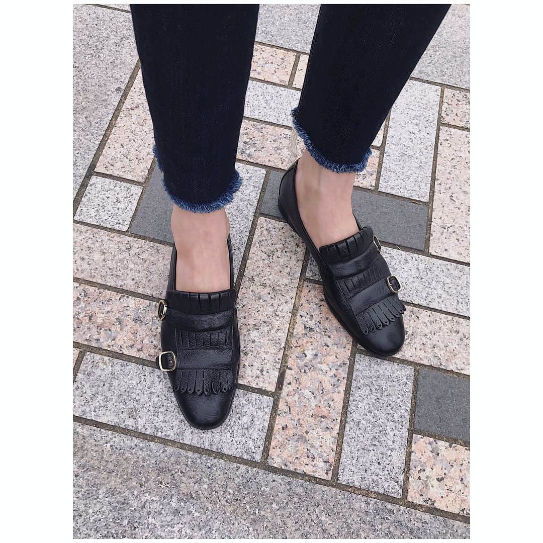 愛可さんのインスタグラム写真 - (愛可Instagram)「・ 本日の私服 jonnlynxのブラウンの変形カットソーにカットオフした短め丈の濃紺デニムで 靴は一目惚れした、おろしたてのサントーニのもの。 良い靴オーラのあるメンズライクなフラット靴🌟 ・ ・ ブラウン×ネイビーって渋くて好きな組み合わせです。 ・ ・ Tops : @jonnlynx  Denim: @jonnlynx  Shoes: @santoniofficial #aikassootd  #デニムコーデ #私服」6月14日 20時48分 - aikick