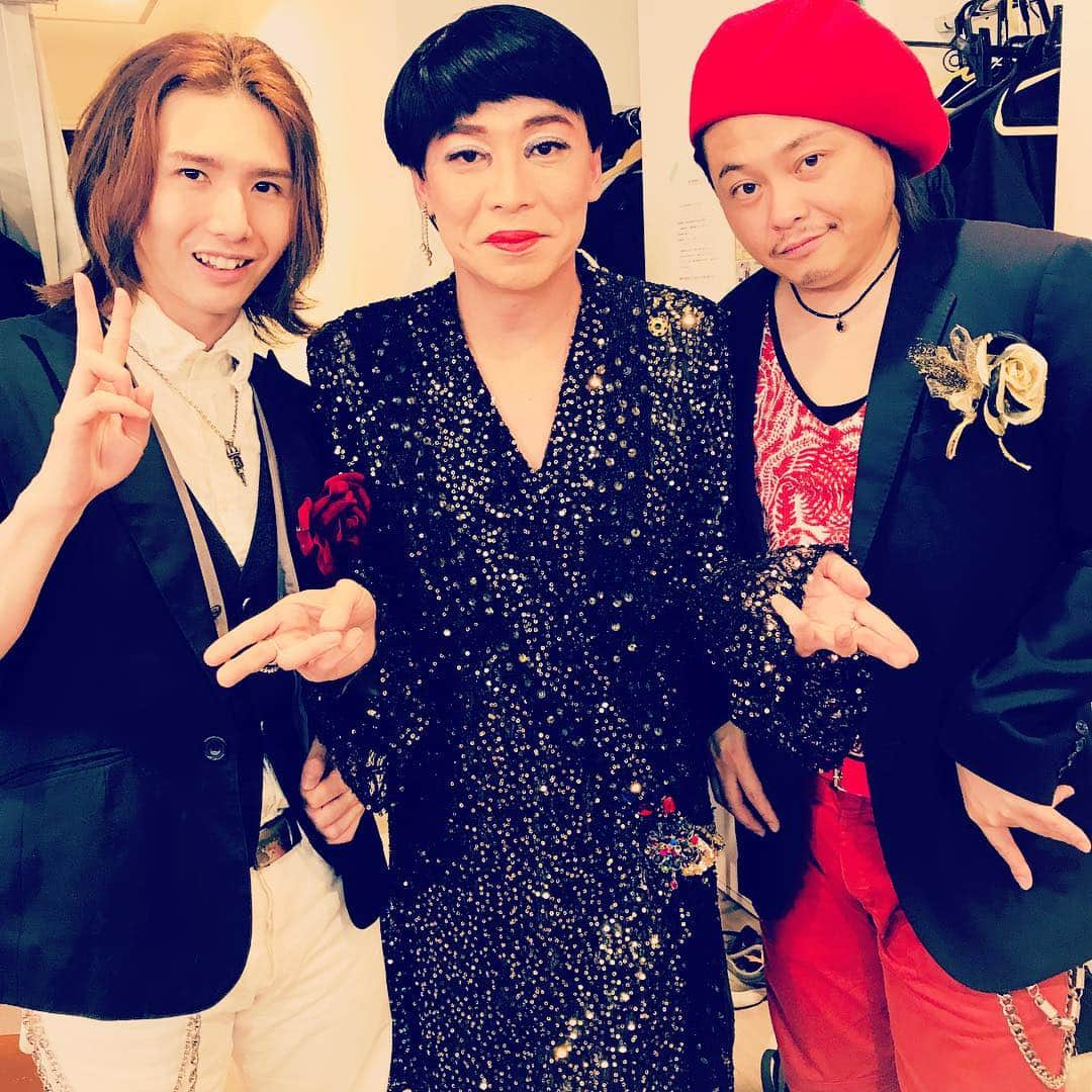 美川憲二さんのインスタグラム写真 - (美川憲二Instagram)「美川とKinKi Kidsショッはいかが〜😁😬✌️✌️ あっ‼️ NinKi Kidsね‼️ （笑）（笑） #美川憲一 #美川憲二 #kinkikids  #ninkikids  #どーも剛  #どーも光一  #ものまね  #croketmimictokyo  #出演中」6月14日 22時35分 - mikawakenji