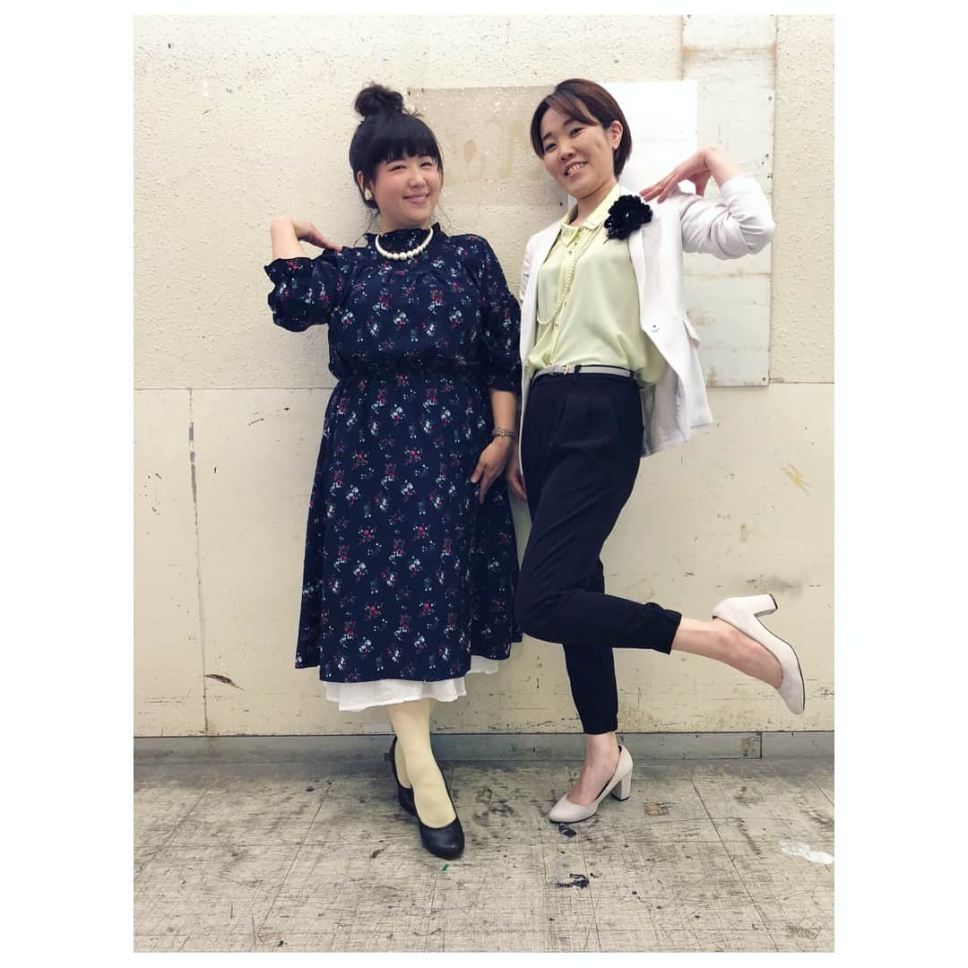 馬場園梓さんのインスタグラム写真 - (馬場園梓Instagram)「yeah yeah yeah〜♪♪ 昨日はルミネ the よしもと のお出番をいただいておりました。  たくさんのお運び、 誠にありがとうございました。  二人の、タイツとシャツの色合いがまたもや偶然いい感じだったもんだから、ルン♪ しました☺︎ 今回も、 音楽が鳴ると自然と踊り出すMIHOをおすそわけ。  せーのっ  ルン♪  #yeah  #happy  #nice  #dance  #ダンス #ルミネ #お出番 #舞台衣装 #ワンピース #自前 #Re-J #合間 #ミロード  #おすそわけ #MIHO #球体 #ご機嫌  #ルン♪」6月14日 23時22分 - babazonoazusa