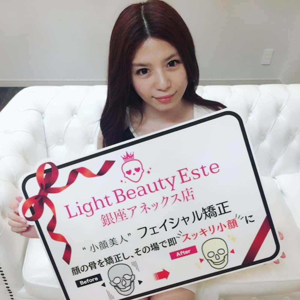 栗林里莉さんのインスタグラム写真 - (栗林里莉Instagram)「Light Beauty Este 銀座アネックス店さん(@light_beauty_este_ginza_annex )に行って来たよ🎵  私はLEDフェイシャル、スタイル矯正、フェイシャル矯正をやって頂きました😊(スッピンでごめん 笑) 顔はLEDの光を当ててパックしてもらってお肌もちもち💓 矯正では顔が一回り小さくなって目、鼻、顎がくっきり😳 骨盤もしっかり矯正してもらったのに全然痛くないよ👌 全身整えてもらって顔も体も軽くなりましたー❣️ 効果がすぐ分かるからすごい🙌 また行かせて頂きます☺️ ＊ ご予約、お問い合わせは (03-6262-8807） Light Beauty Este  東京銀座アネックス店  インスタを見たで、スタイル矯正12000円が3000円になるみたいなので気になる方は是非行ってみてねー😉  #ホワイトニング #ライトビューティー#LEDフェイシャル#LEDスカルプ育毛#寄り添い接客 #LightBeautyEste銀座アネックス店 #スタイル矯正 #フェイシャル矯正 #トータルサロン #美容 #リフトアップ #痩身 #nomakeup #栗林里莉 #ririkuribayashi #japanese」6月14日 23時49分 - riri_kuribayashi_official